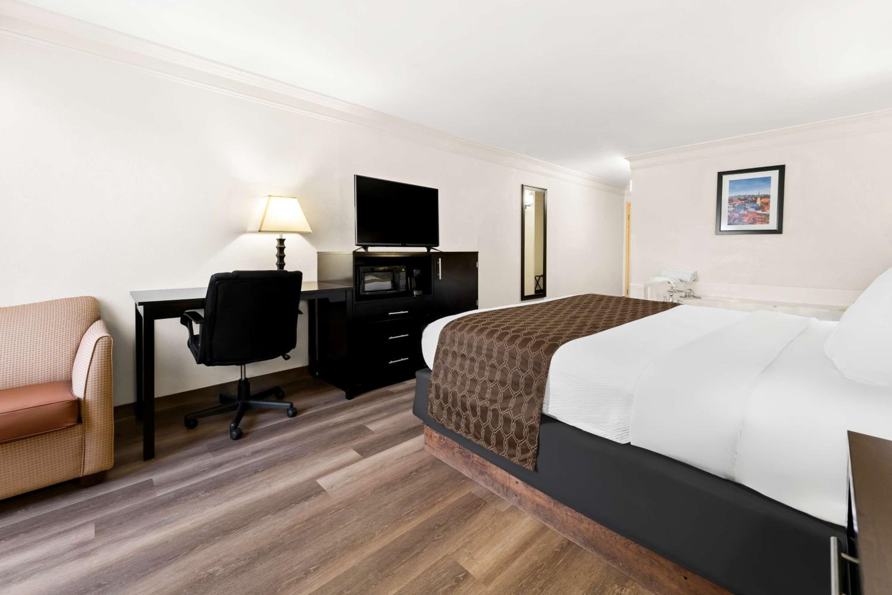 King Room - Non-Smoking - Photo 5
