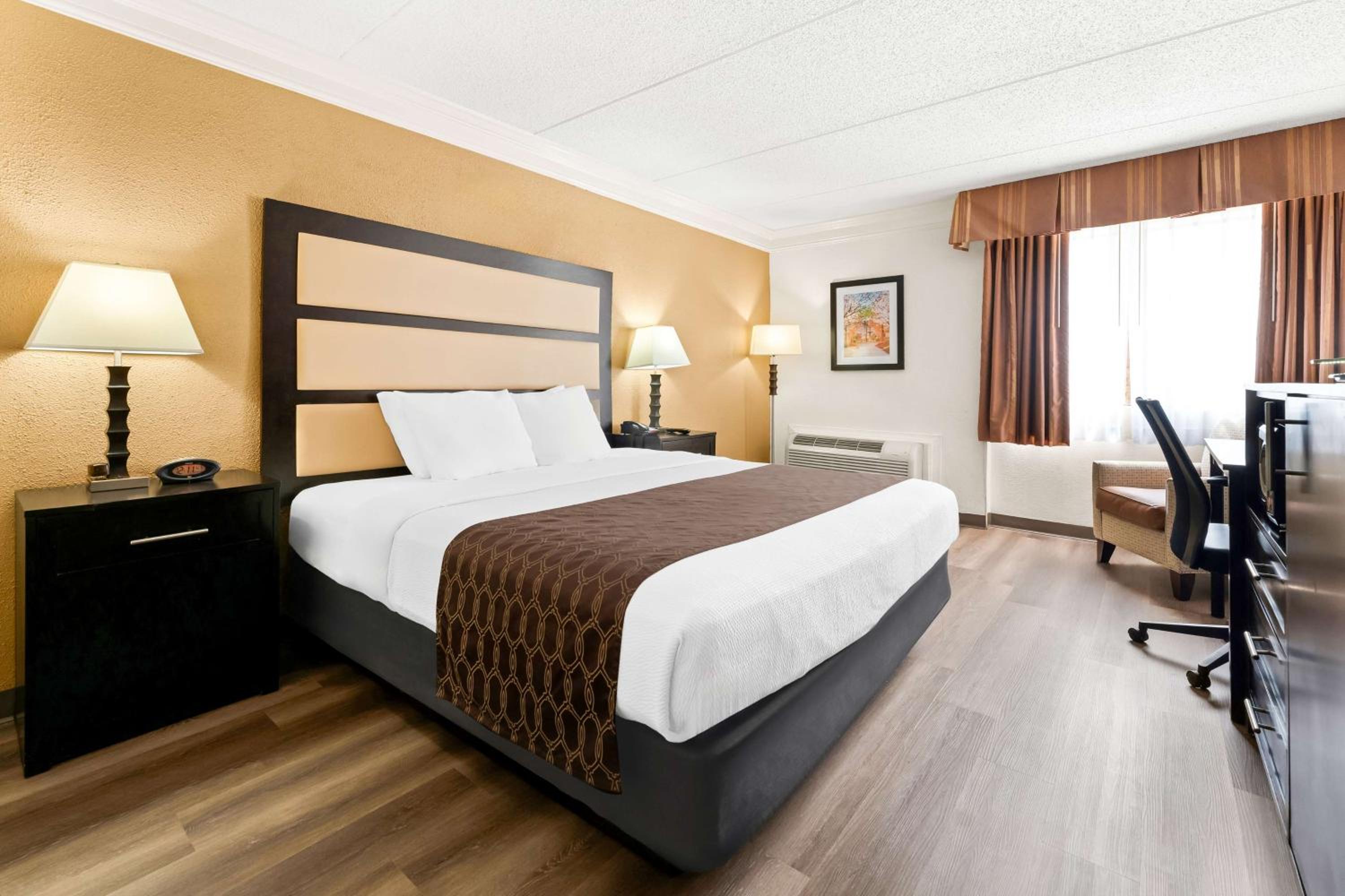 King Room with Roll-in Shower - Disability Access/Non-Smoking - Photo 1