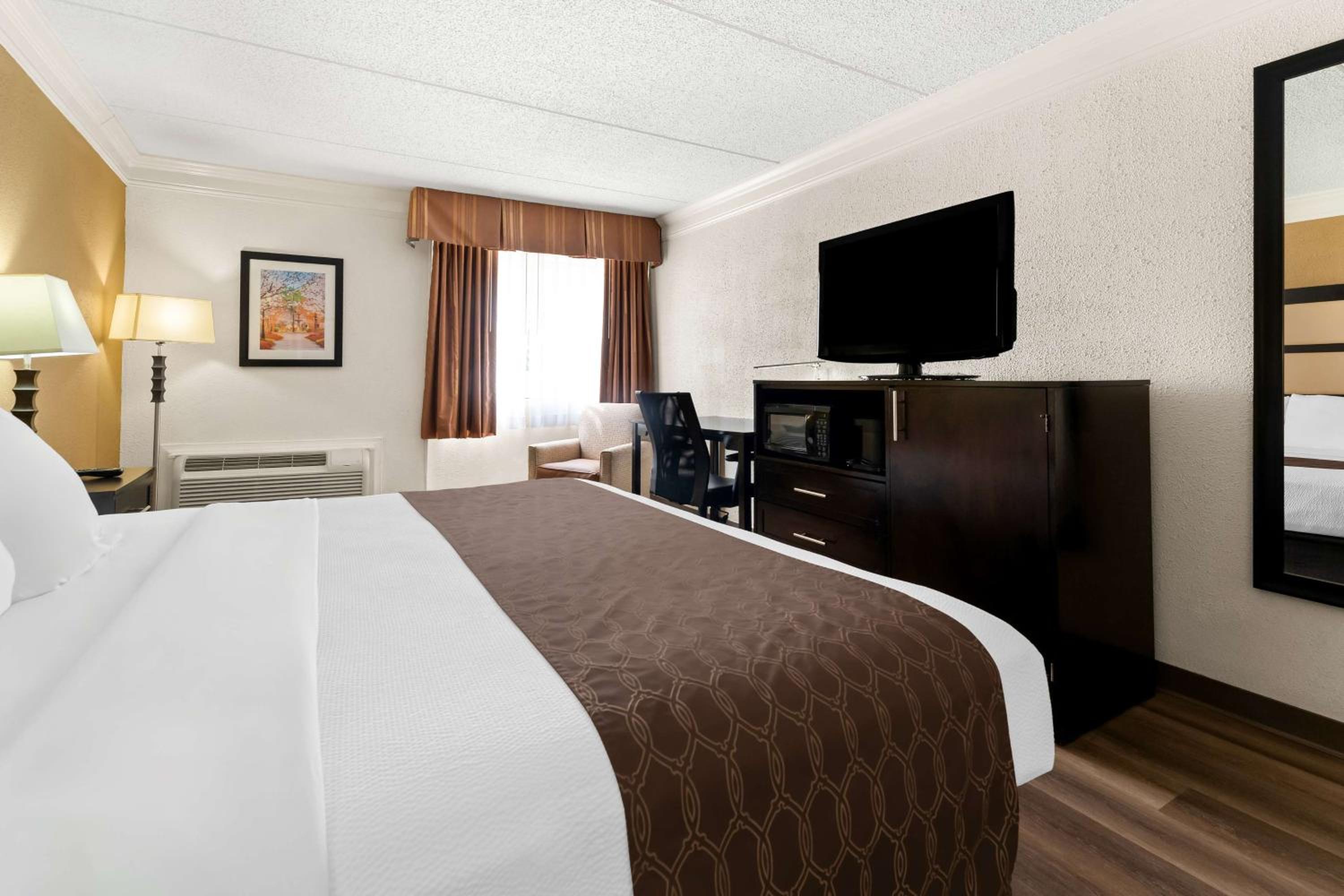 King Room with Roll-in Shower - Disability Access/Non-Smoking - Photo 4