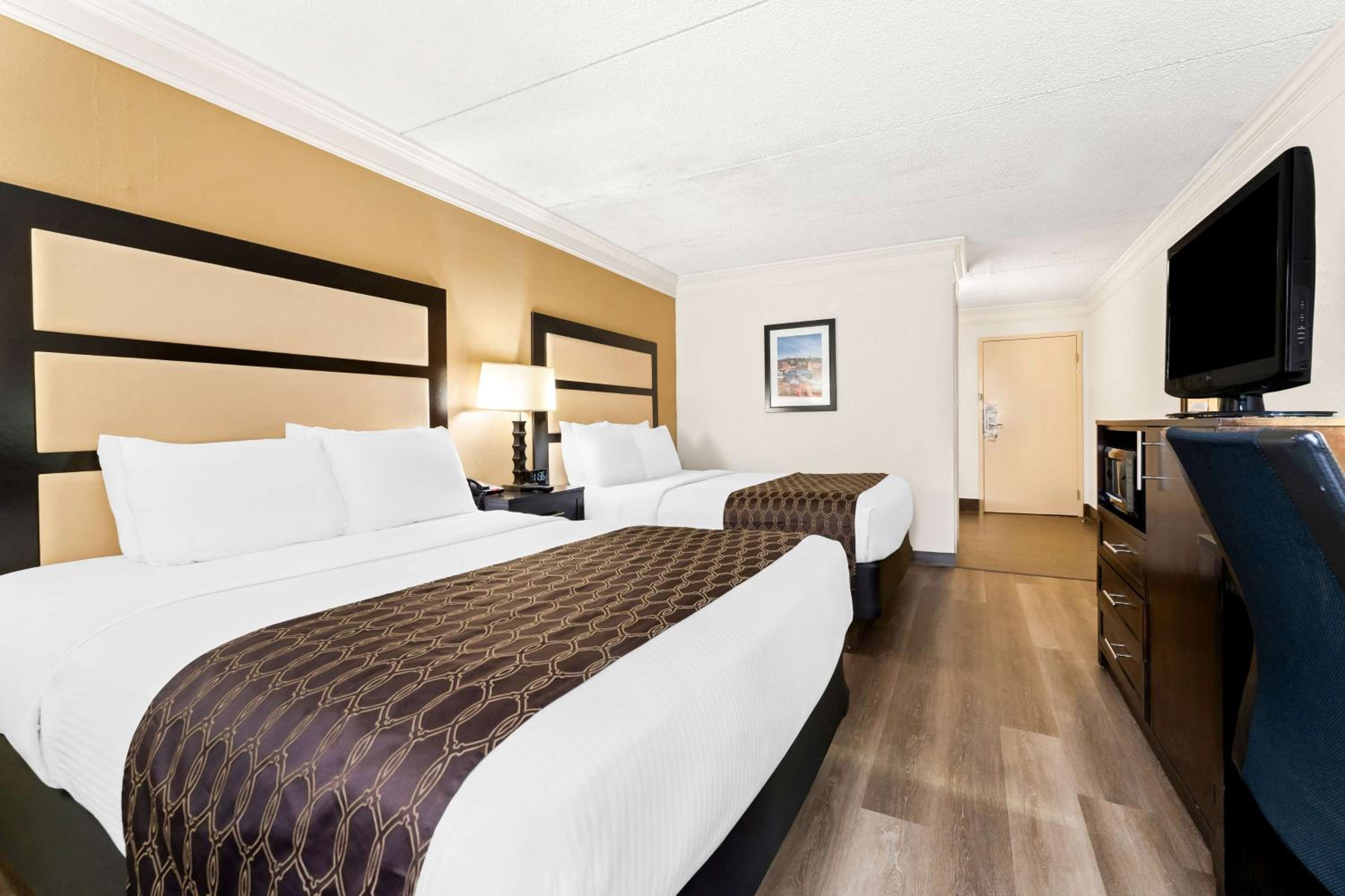 Queen Room - Mobility Accessible with Roll-In Shower - Photo 4