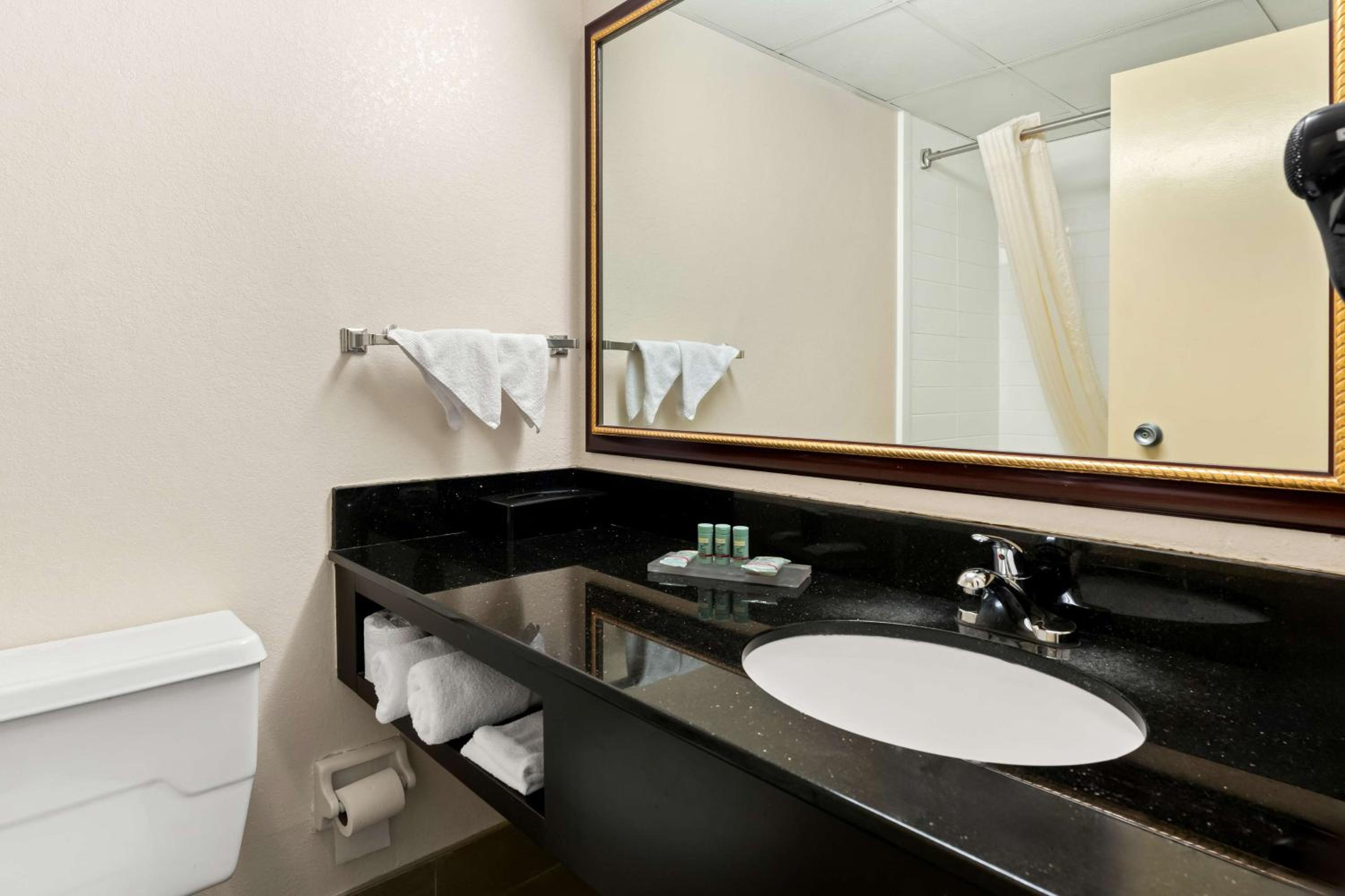 King Room - Non-Smoking - Photo 2