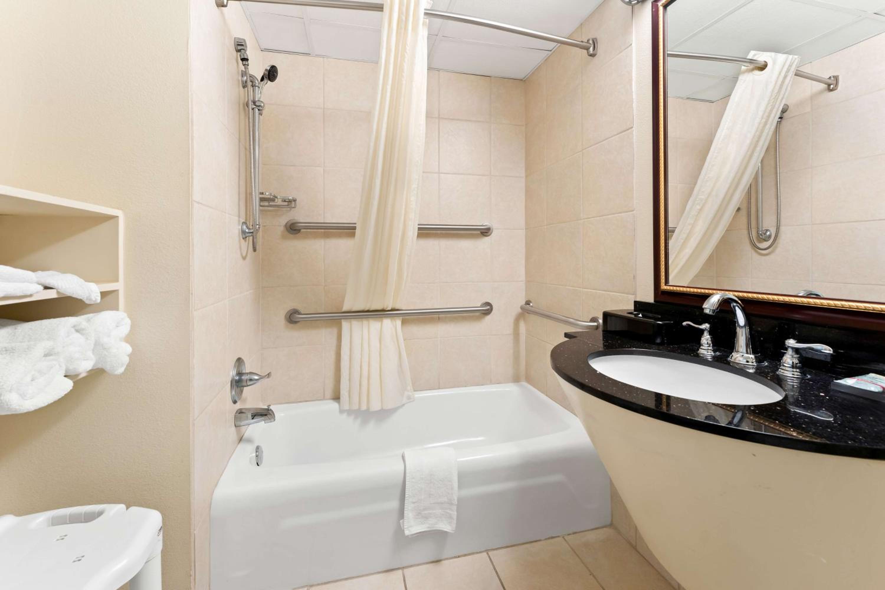 Queen Room with Two Queen Beds and Bath Tub - Disability Access/Non-Smoking  - Photo 4