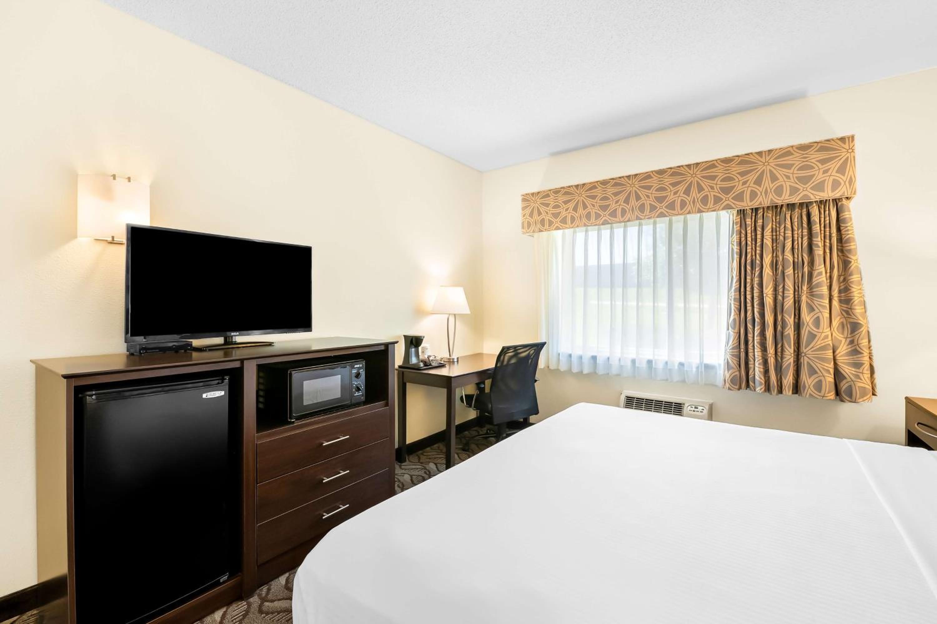 King Room with Walk-In Shower - Disability Access/Non-Smoking photo 2