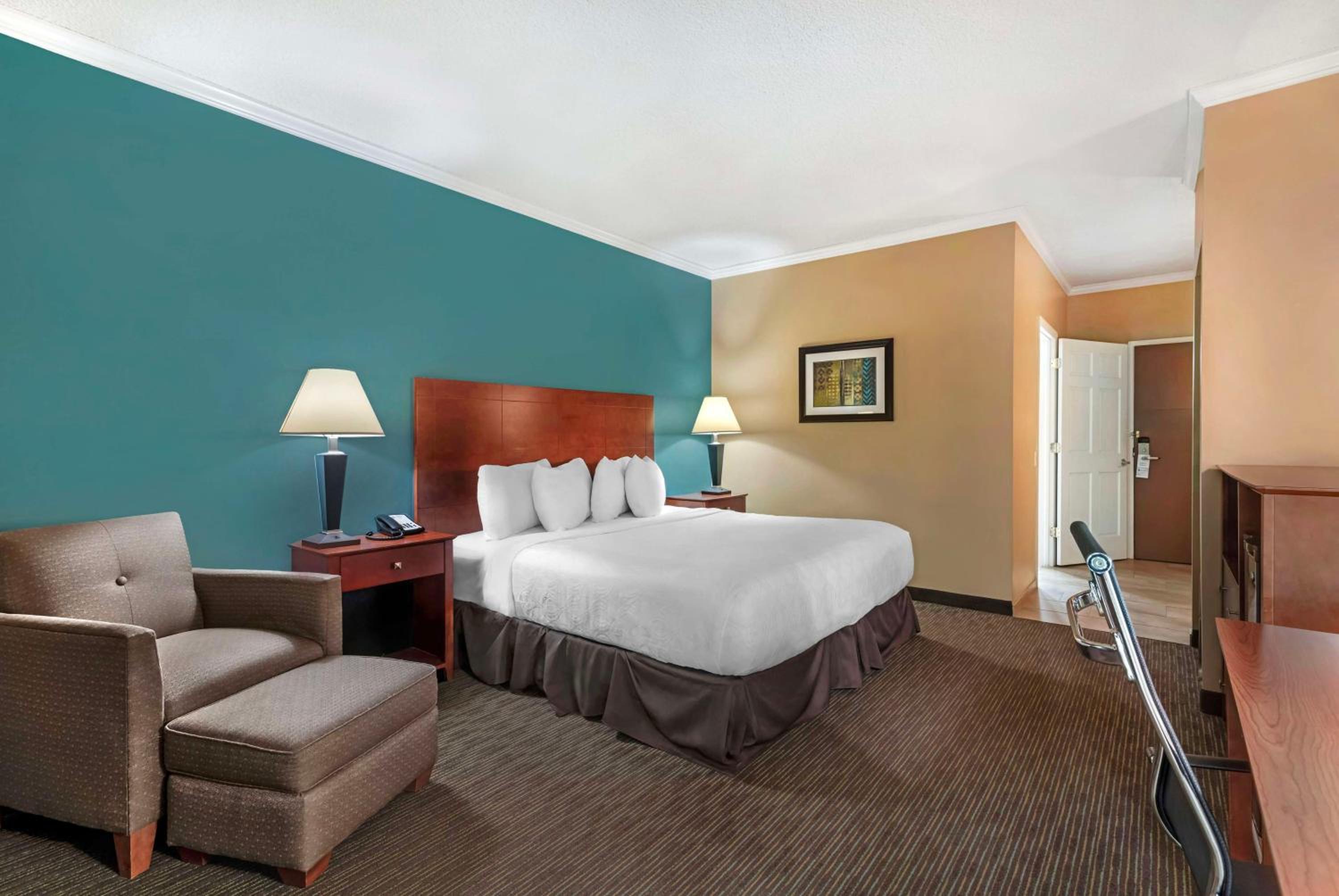 Queen Suite with Spa Bath and Separate Living Room - Non-Smoking - Photo 4