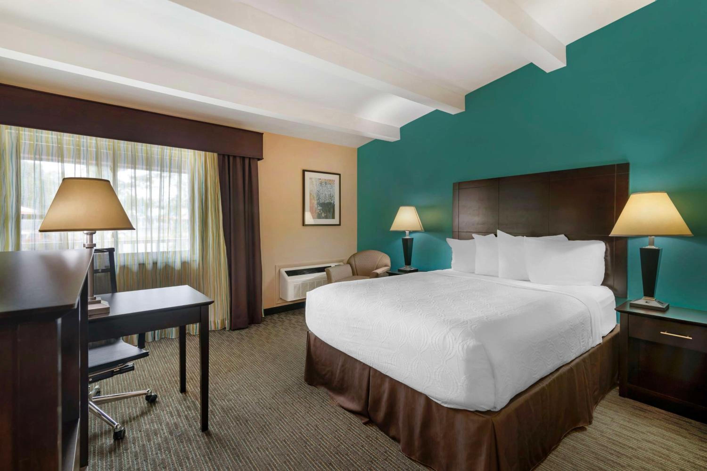 Queen Suite with Spa Bath and Separate Living Room - Non-Smoking - Photo 6