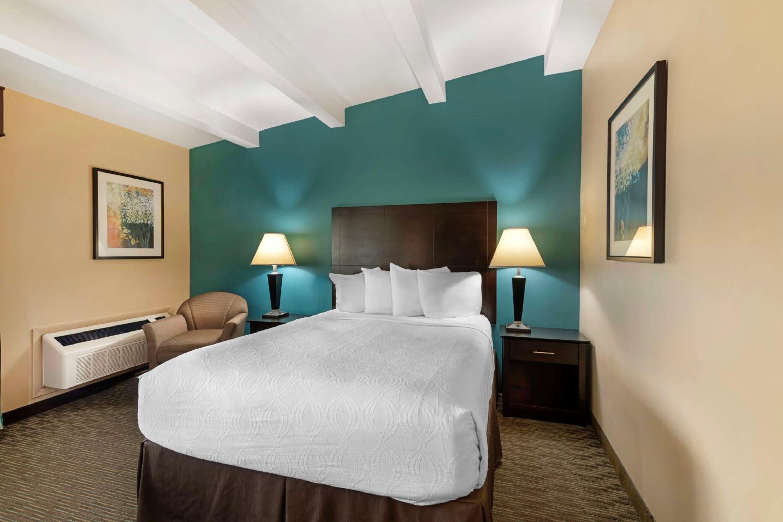 Queen Suite with Spa Bath and Separate Living Room - Non-Smoking - Photo 2
