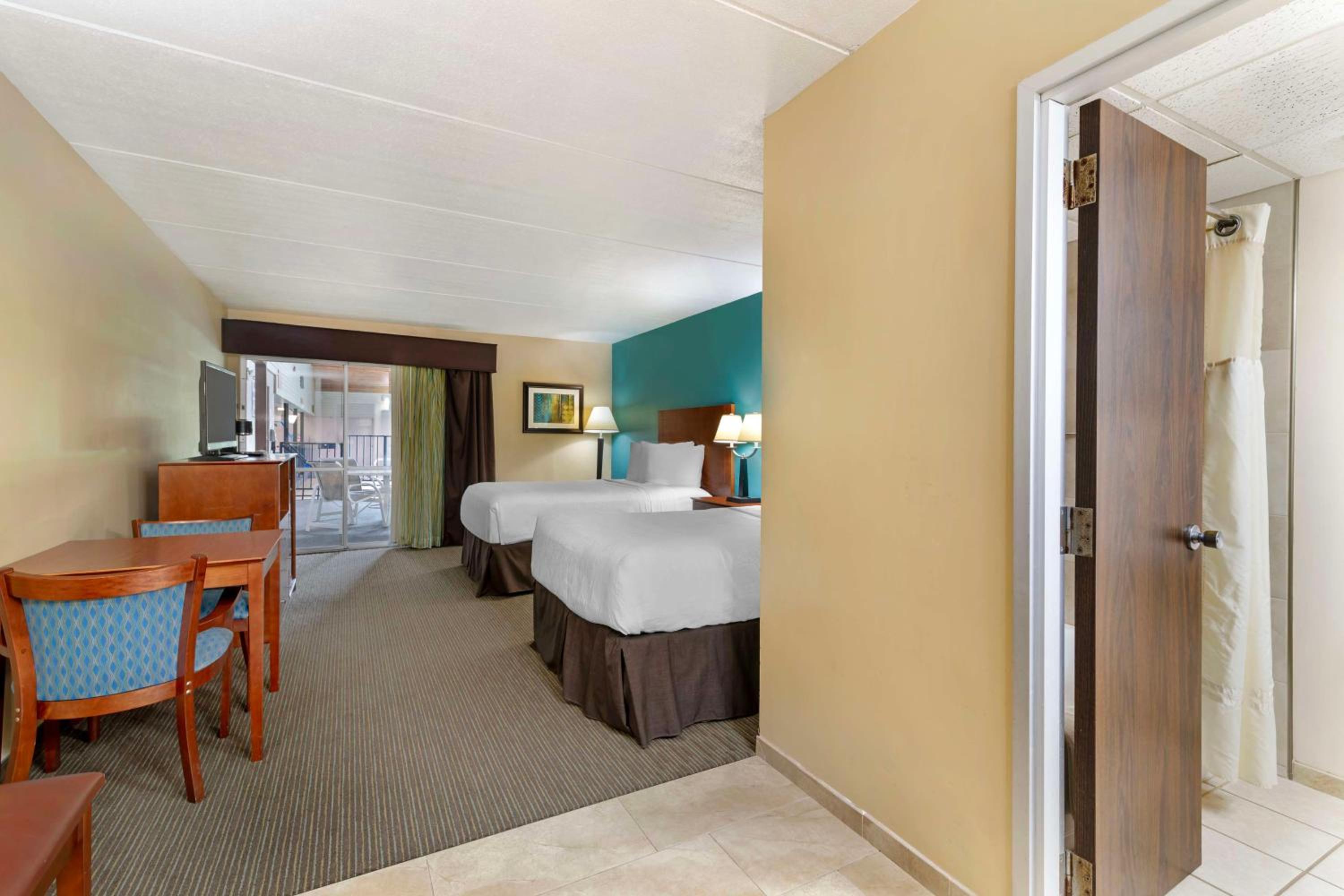 Double Room with Two Double Beds, Balcony and Pool View - Non-Smoking - Photo 7
