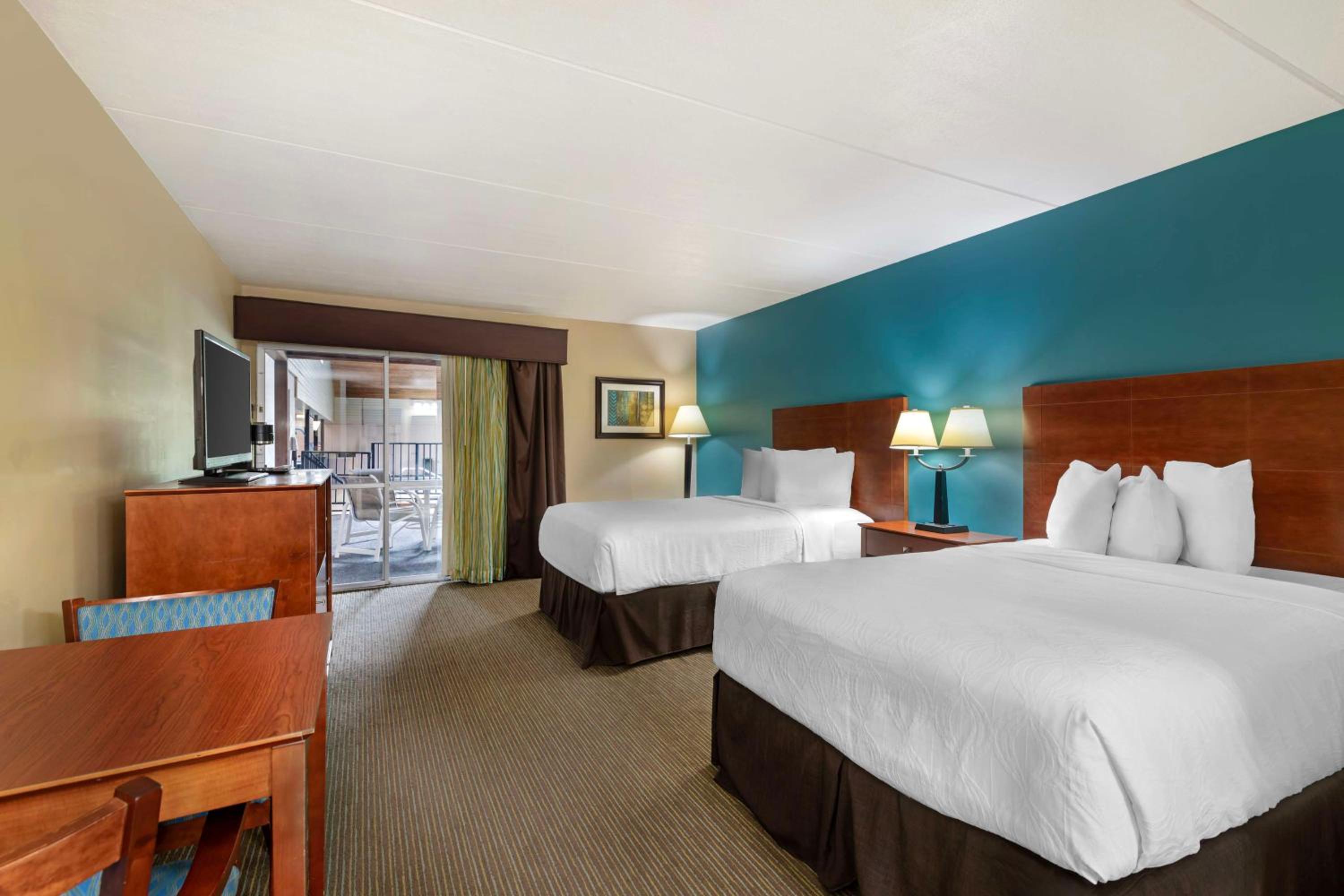 Double Room with Two Double Beds, Balcony and Pool View - Non-Smoking - Photo 5