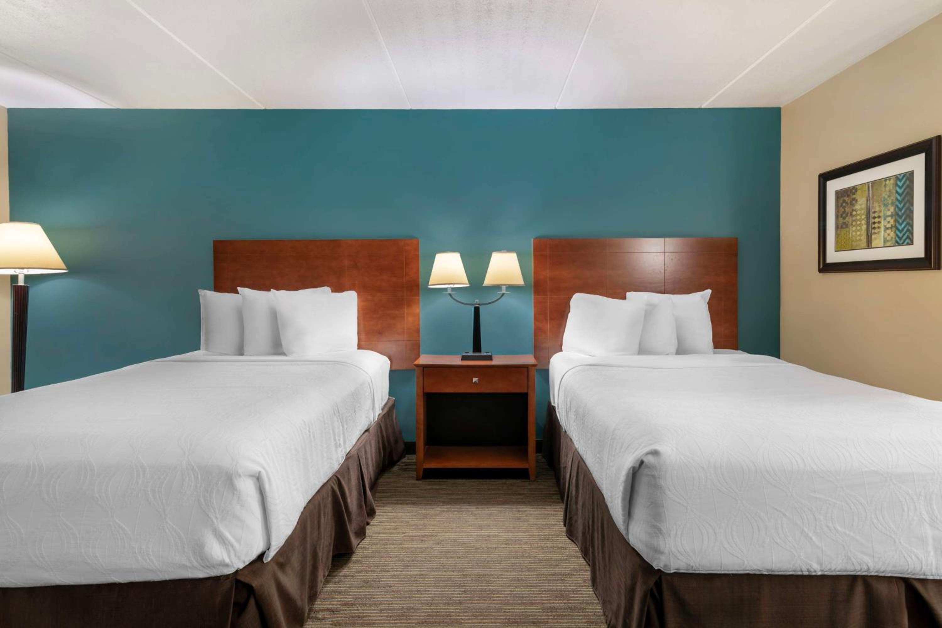 Double Room with Two Double Beds, Balcony and Pool View - Non-Smoking - Photo 4