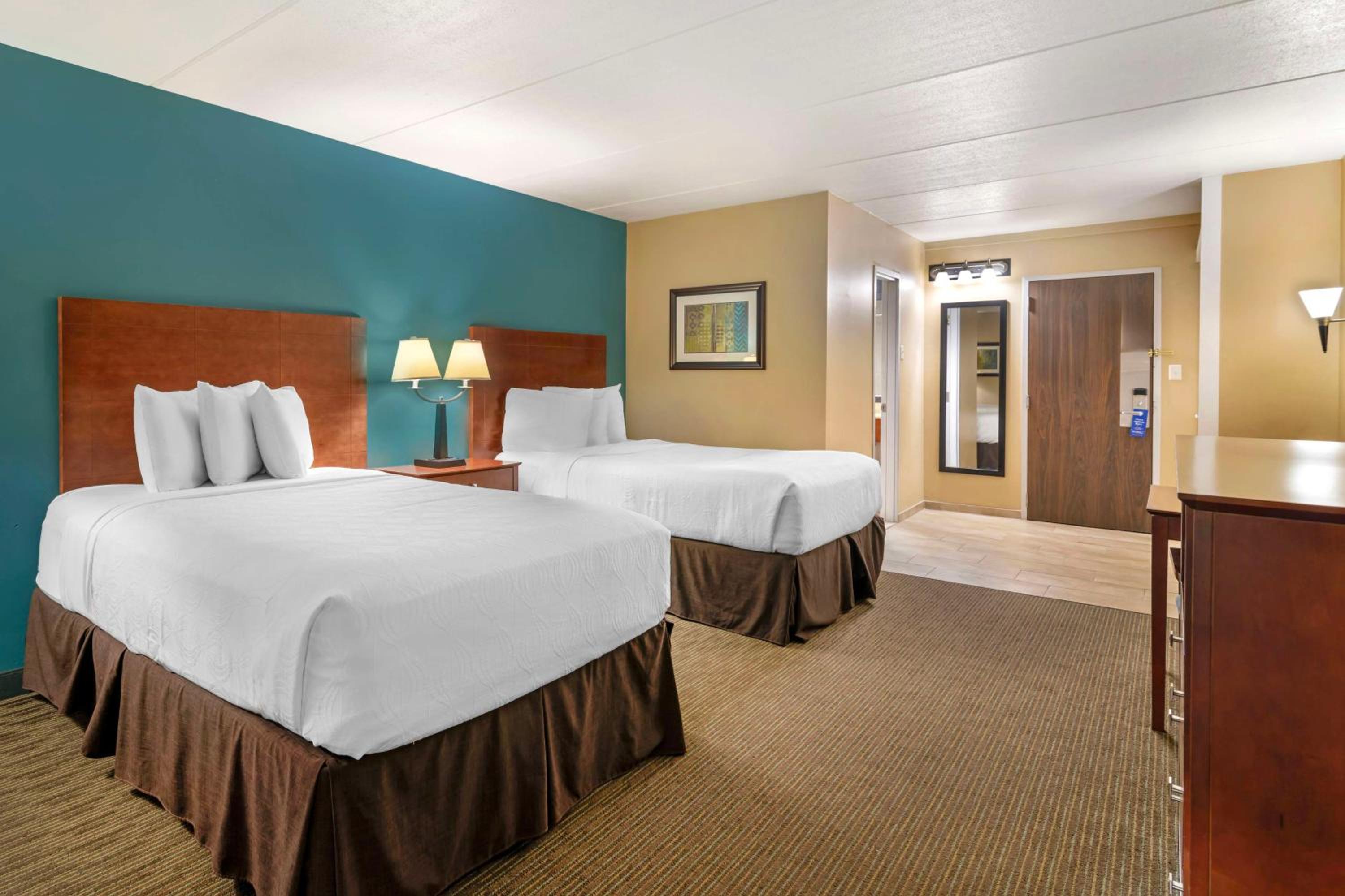 Double Room with Two Double Beds, Balcony and Pool View - Non-Smoking - Photo 3
