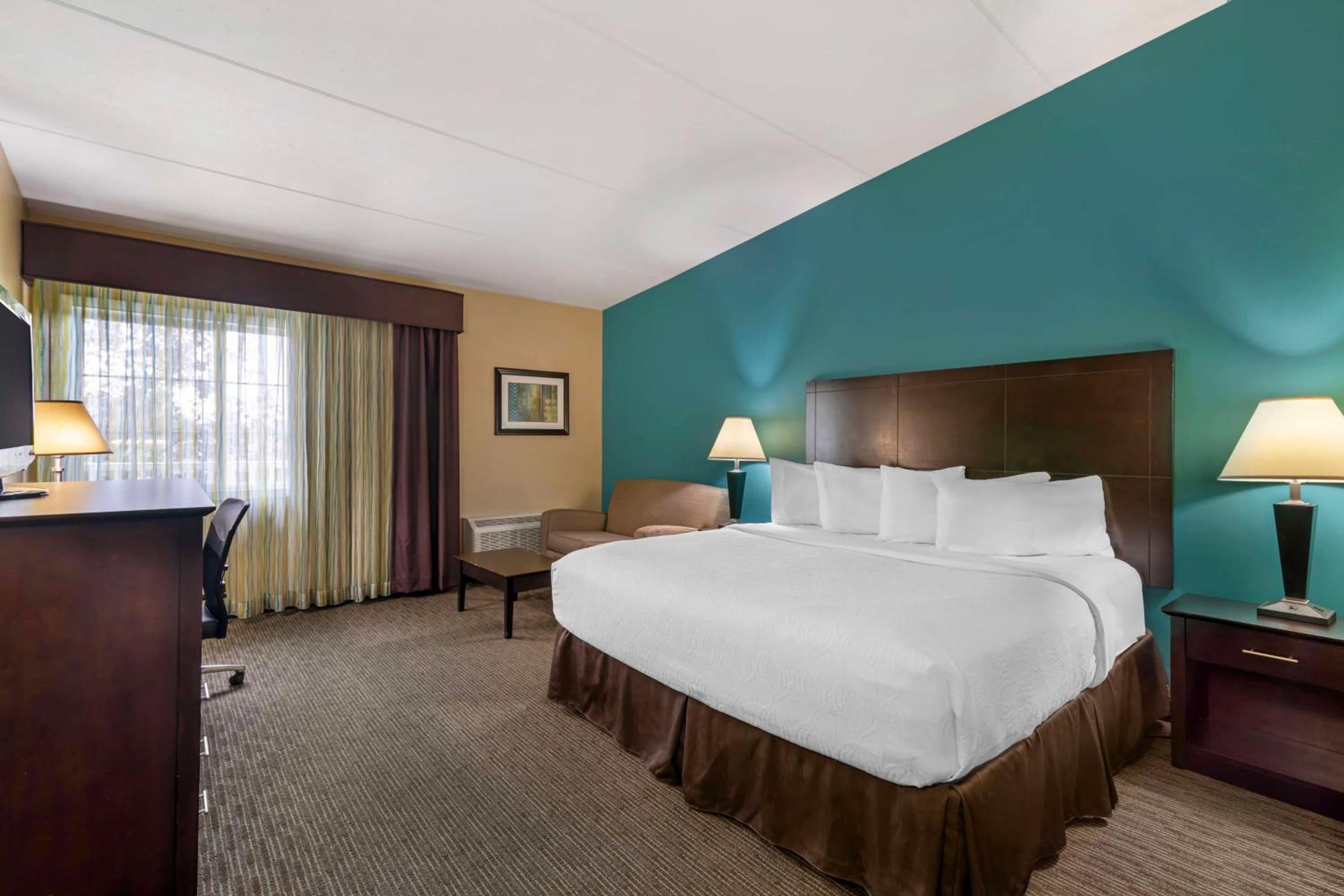 King Suite with Sofa Bed, Spa Bath and Kitchenette - Non-Smoking - Photo 4