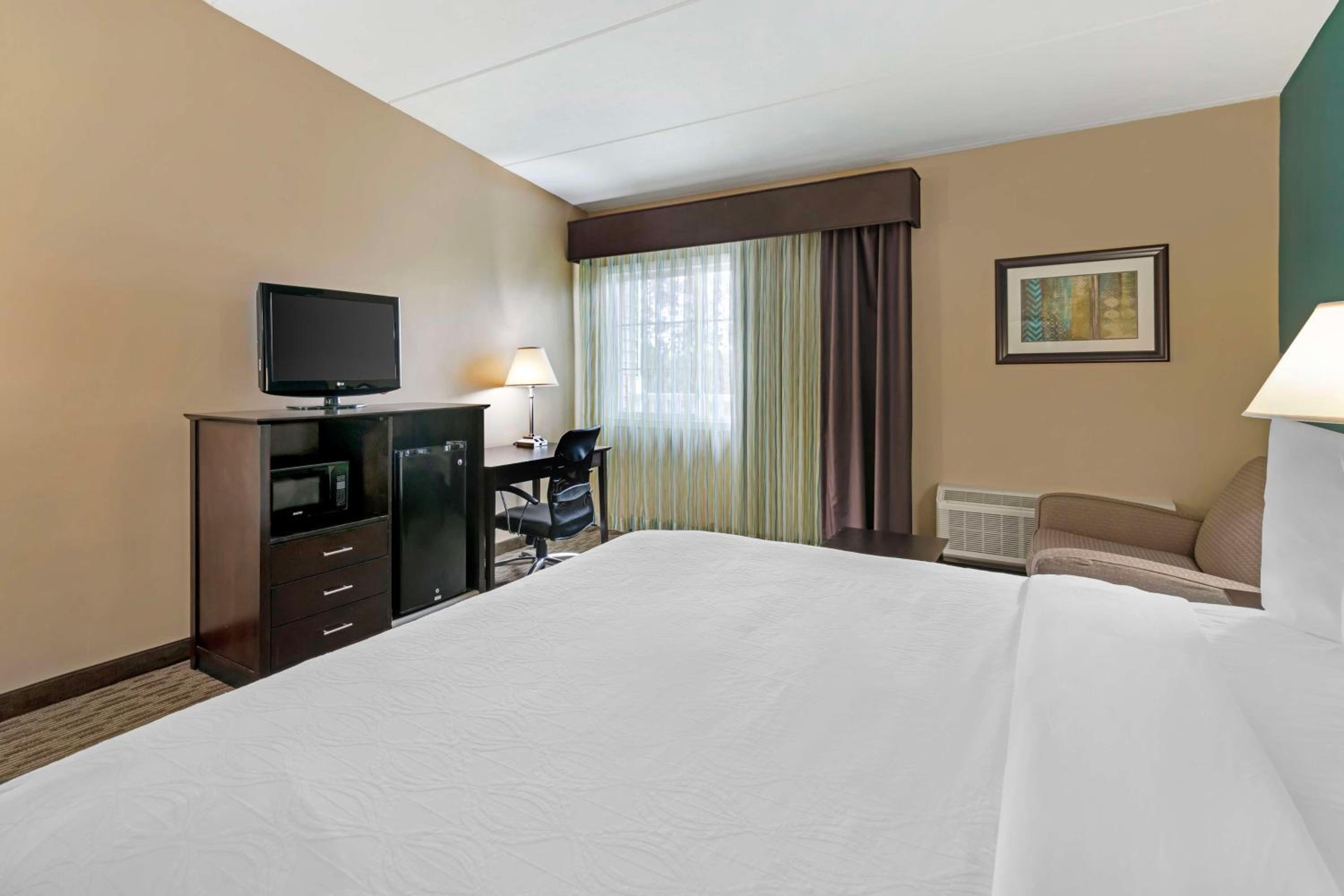 King Suite with Sofa Bed, Spa Bath and Kitchenette - Non-Smoking - Photo 5