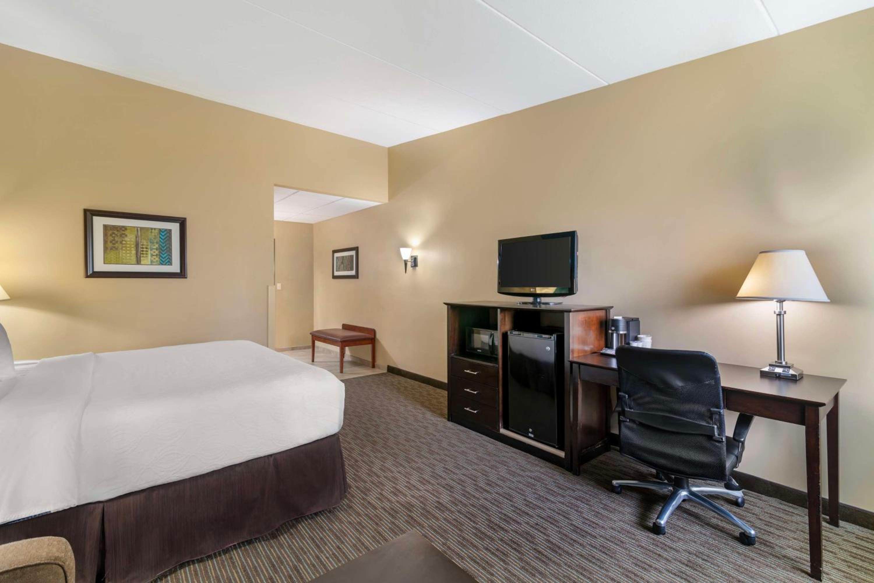 King Suite with Kitchenette and Separate Living Room - Non-Smoking - Photo 3