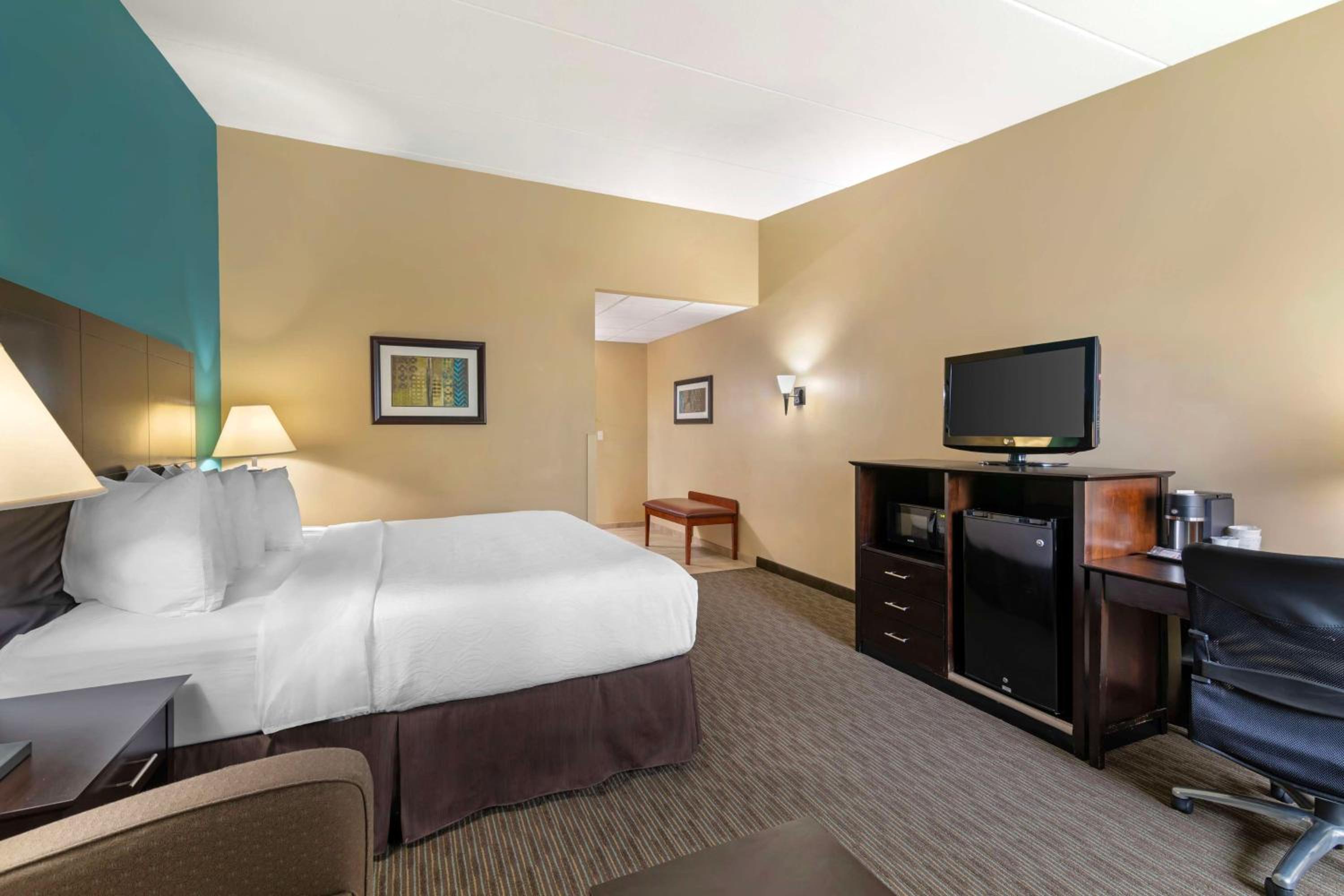 King Suite with Kitchenette and Separate Living Room - Non-Smoking - Photo 1
