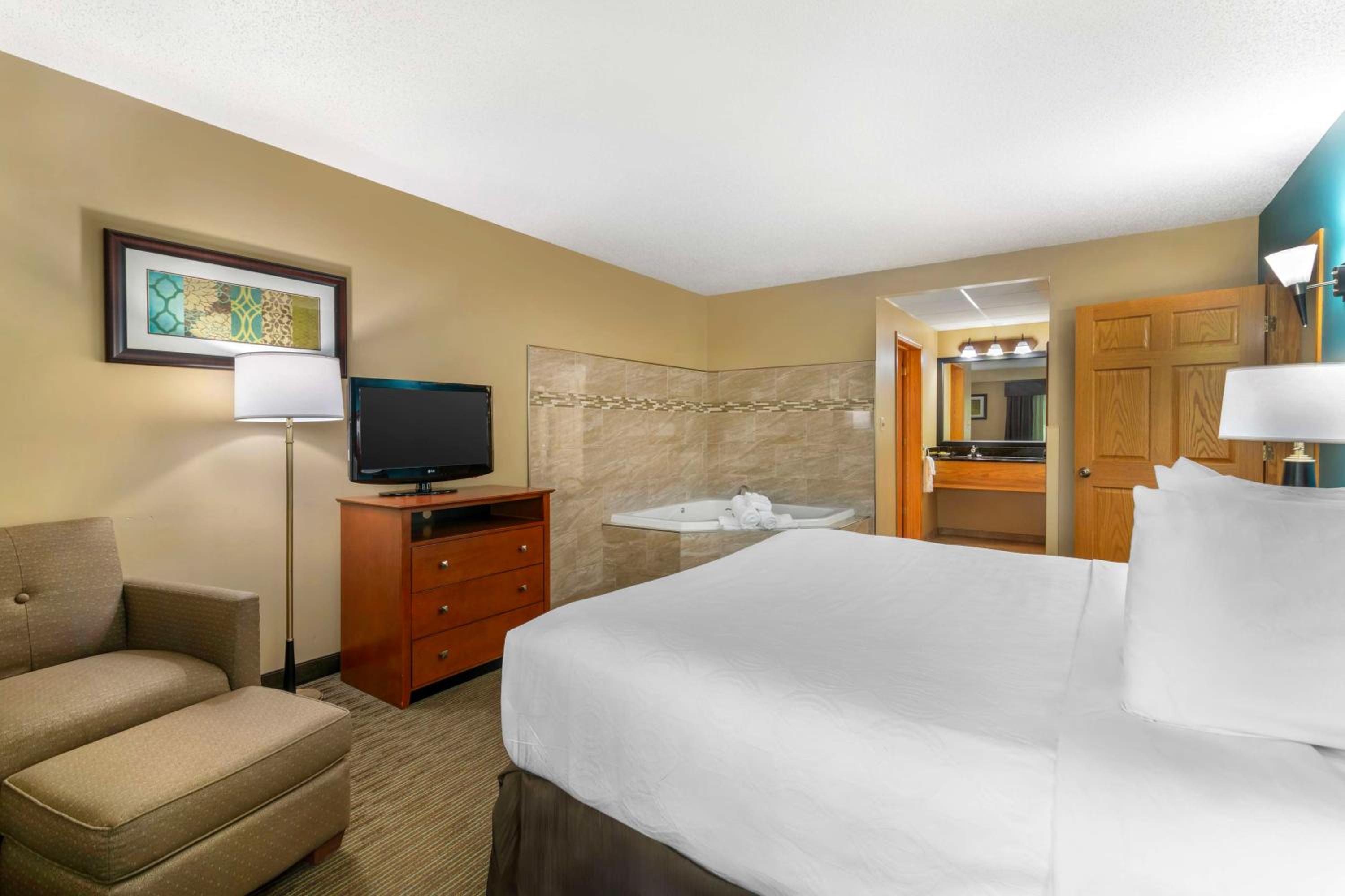 King Room with Sofa Bed - Photo 3