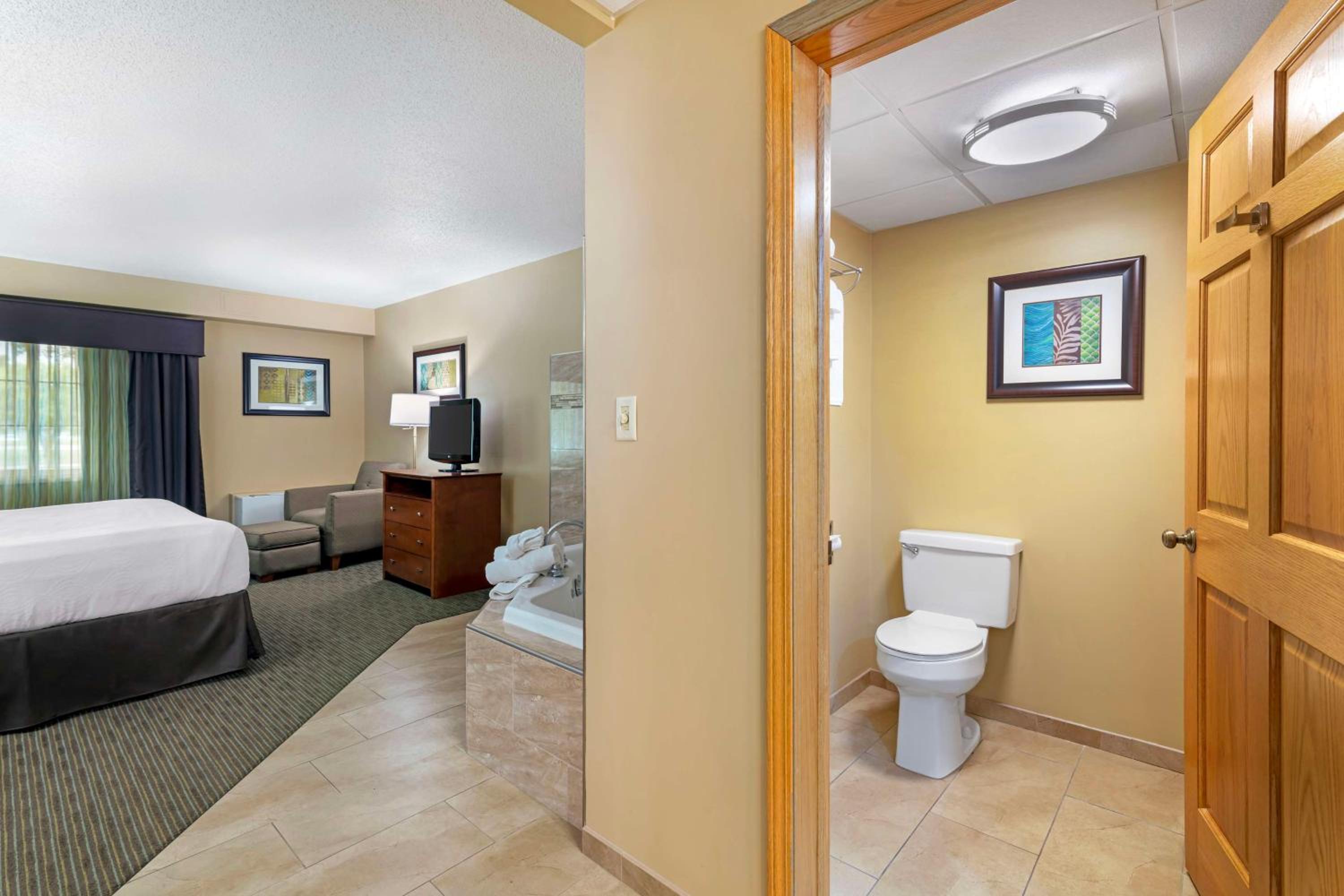 King Room with Sofa Bed - Photo 4