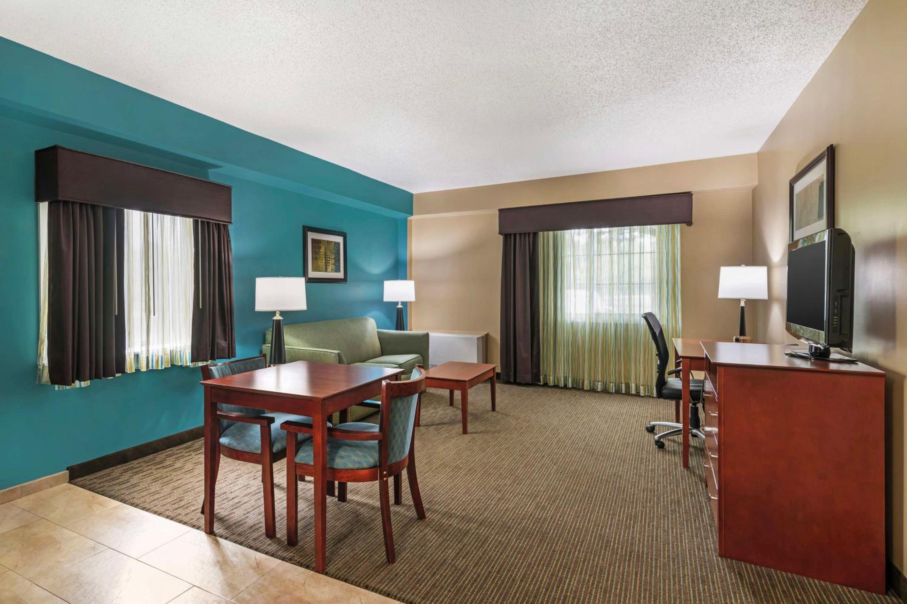 King Room with Sofa Bed - Photo 5