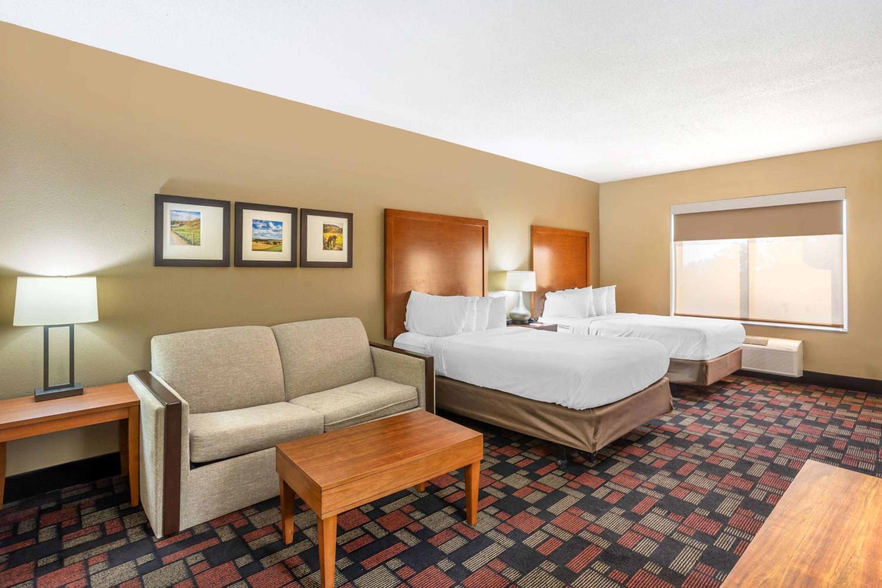 Suite with Two Double Beds and Sofa Bed - Bath Tub/Disability Access - Photo 2