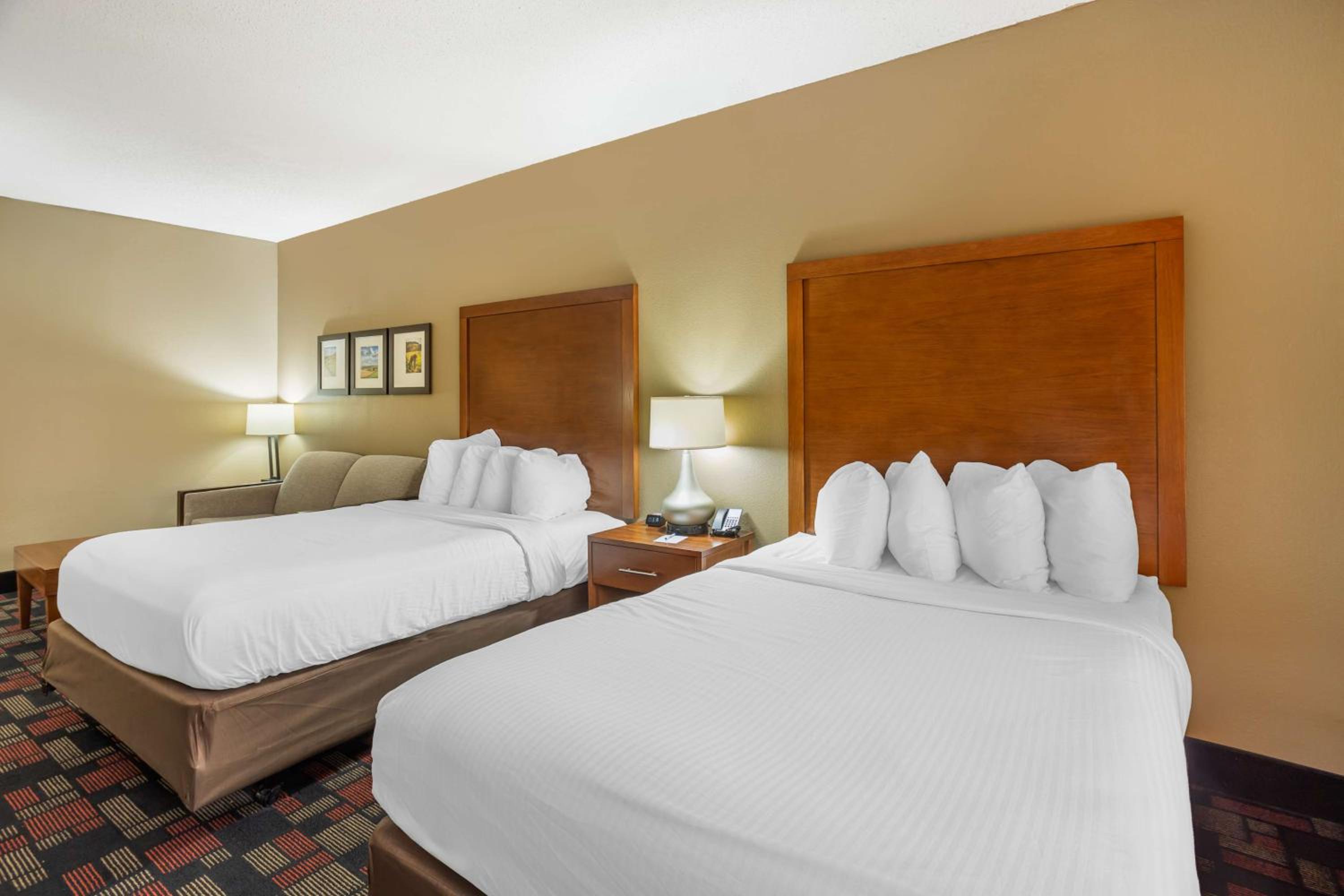 Suite with Two Double Beds and Sofa Bed - Bath Tub/Disability Access - Photo 3