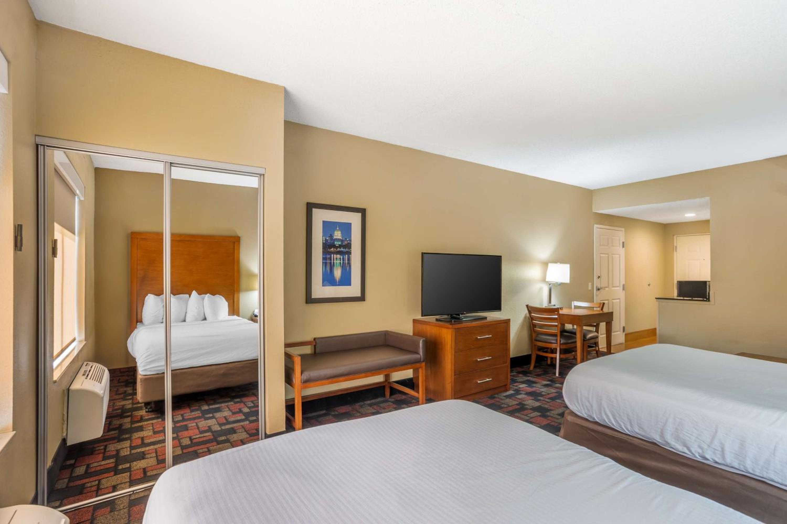 Suite with Two Double Beds and Sofa Bed - Bath Tub/Disability Access - Photo 1