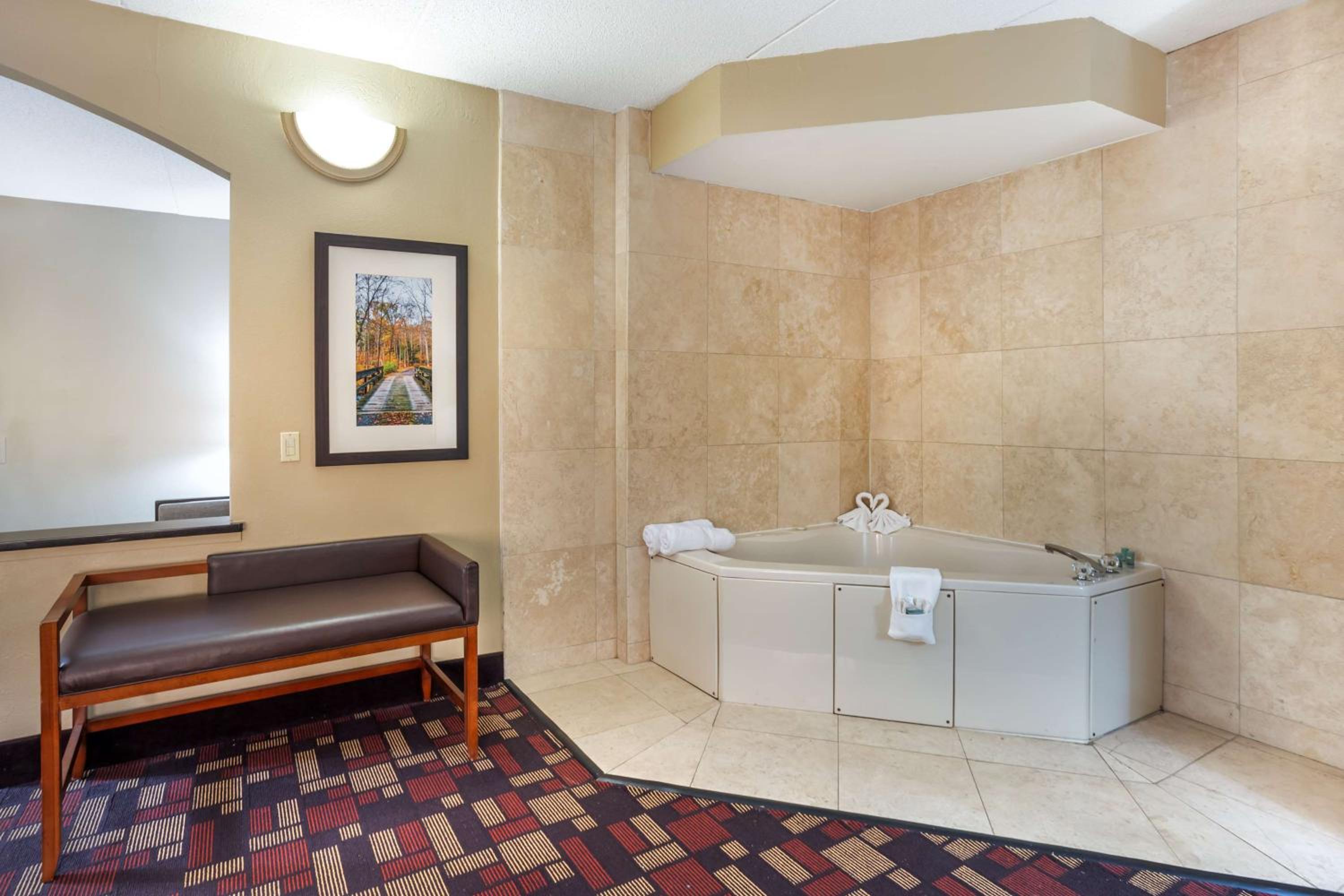 King Suite with Sofa Bed and Whirlpool - Nonsmoking - Photo 2