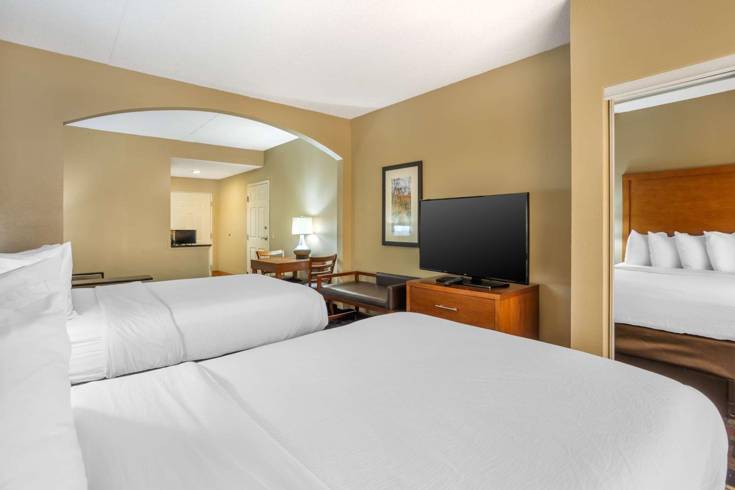 Suite with Two Double Beds and Sofa Bed - Non-Smoking - Photo 3