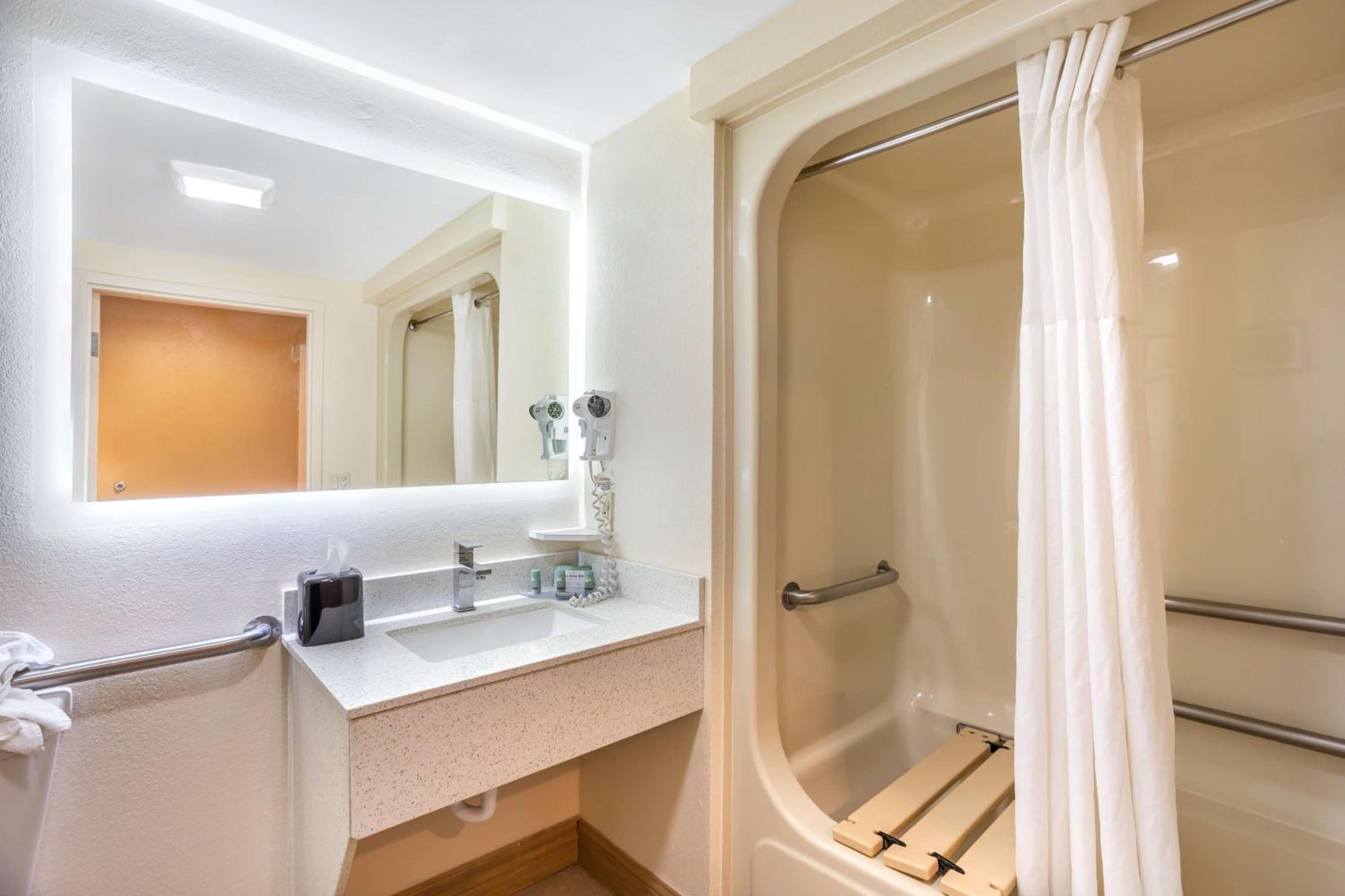 King Suite with Bath Tub, Sofa Bed and Spa Bath - Disability Access/Non-Smoking - Photo 4