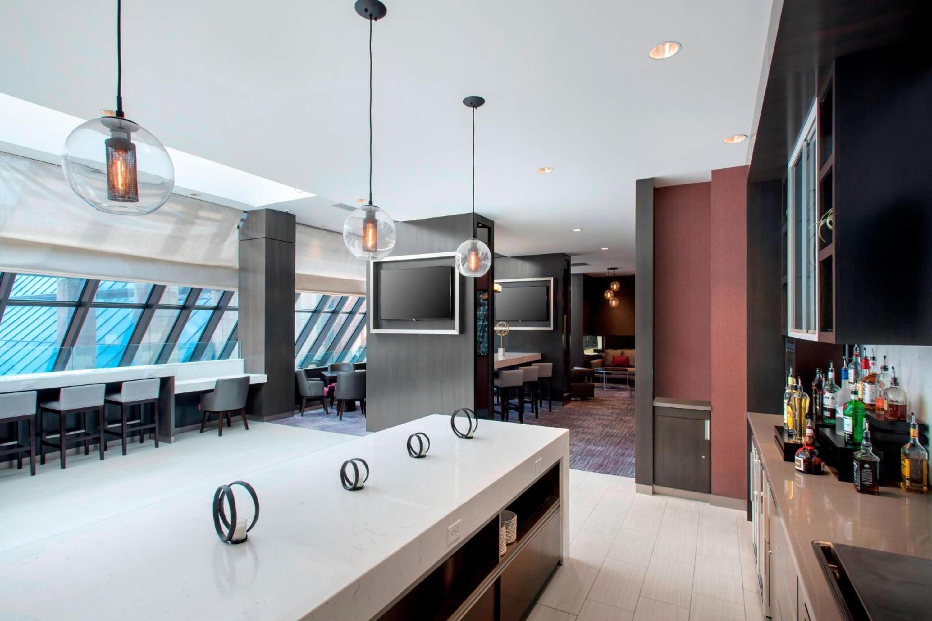 Executive Suite, Suite, 1 King, Suite Parlor view