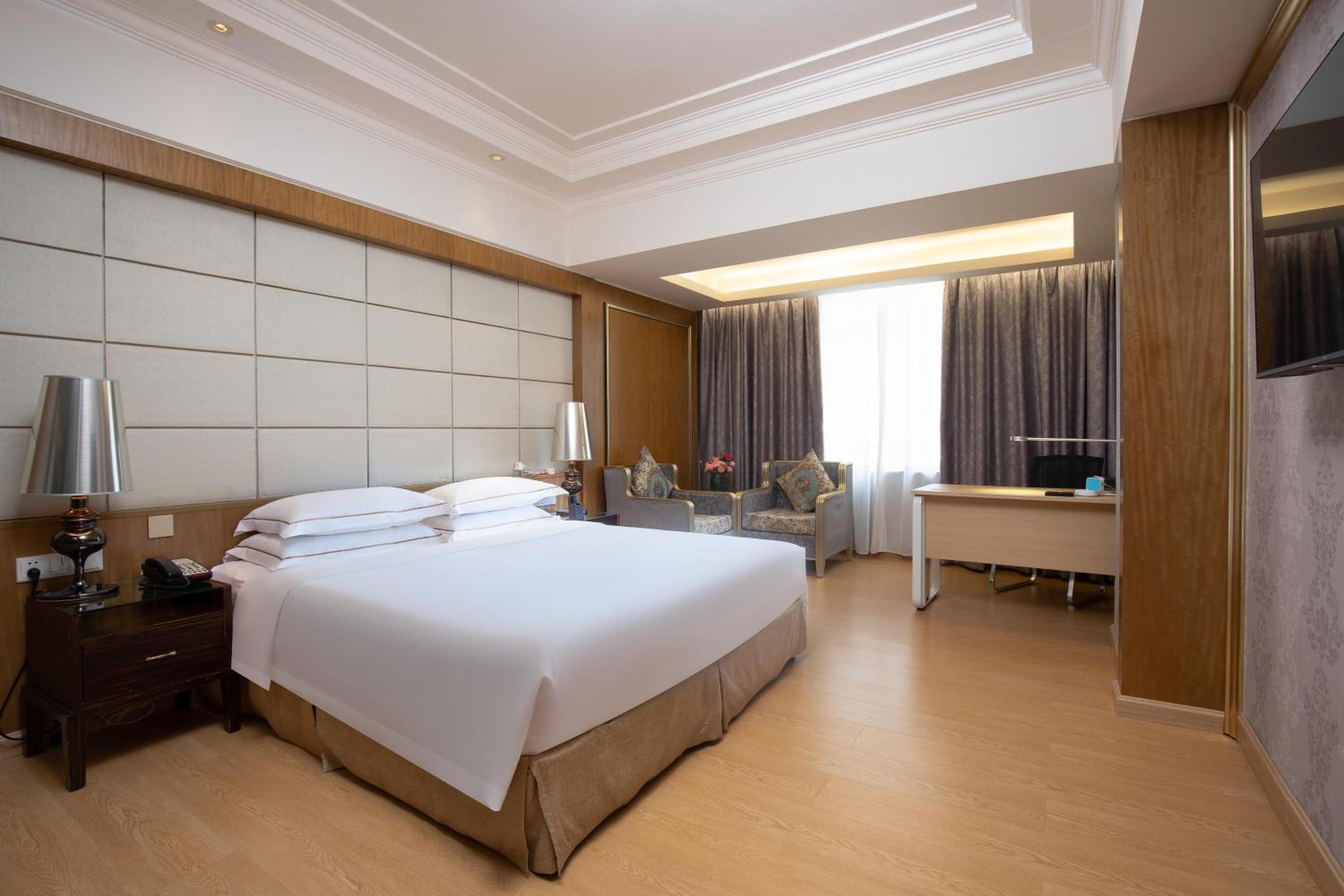 Business King Room