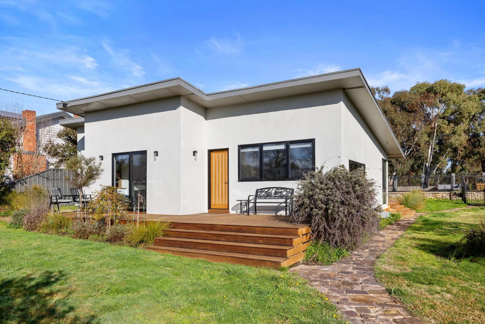 Three-Bedroom House photo 3