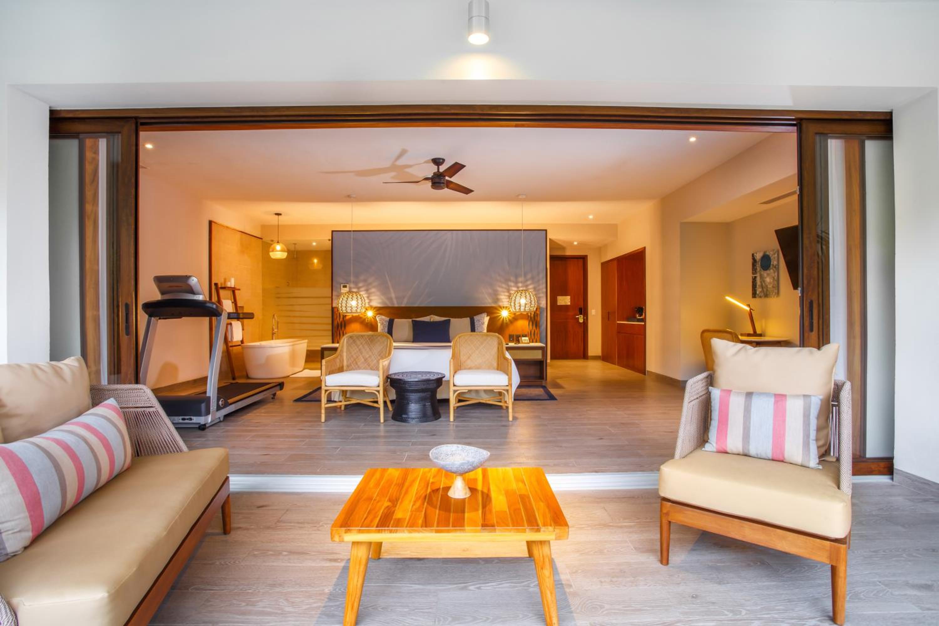 Signature King Suite With Swim Up Pool And Jungle View