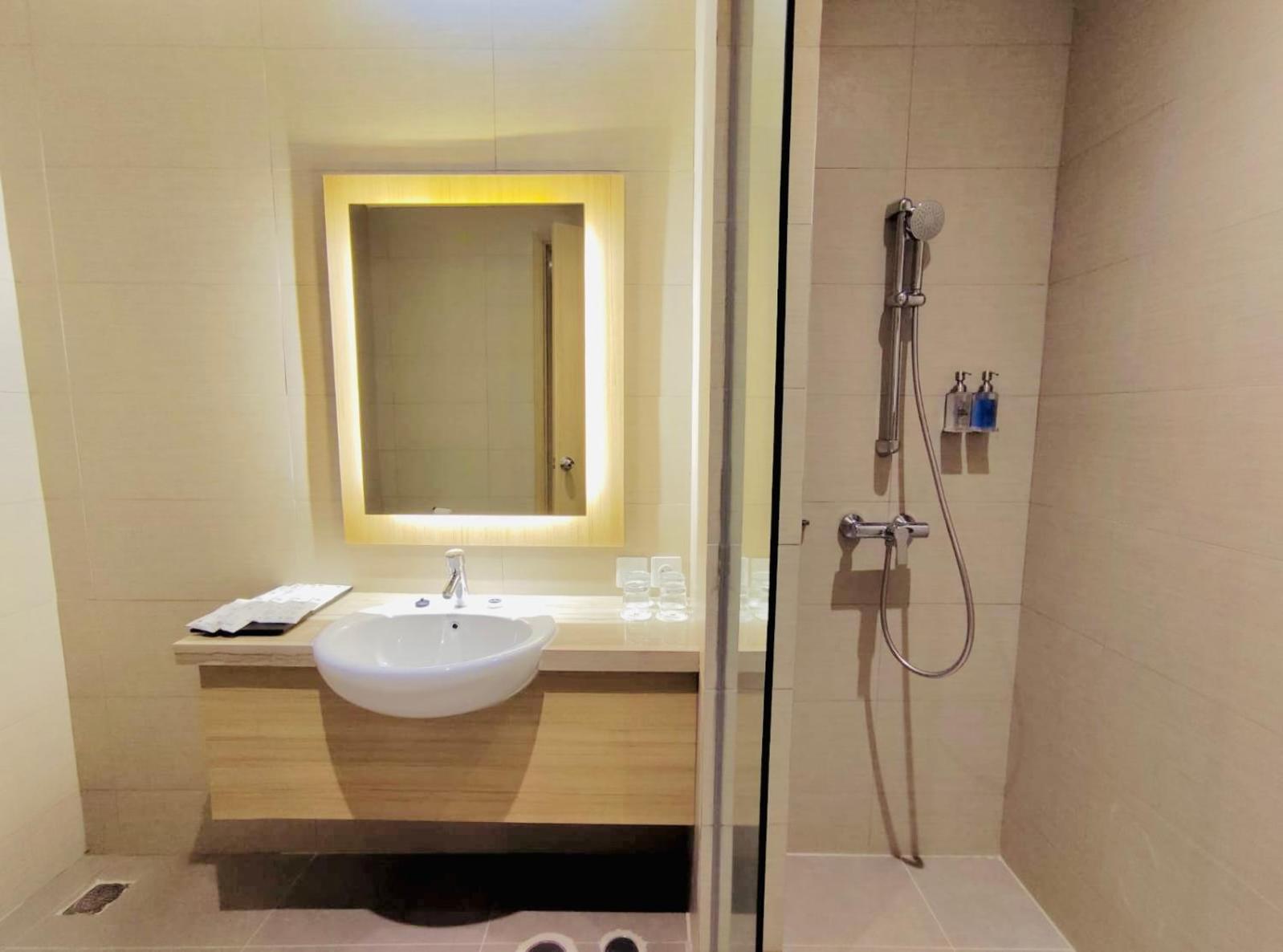 Deluxe Double Room with Shower Only - Non-Smoking - Photo 4