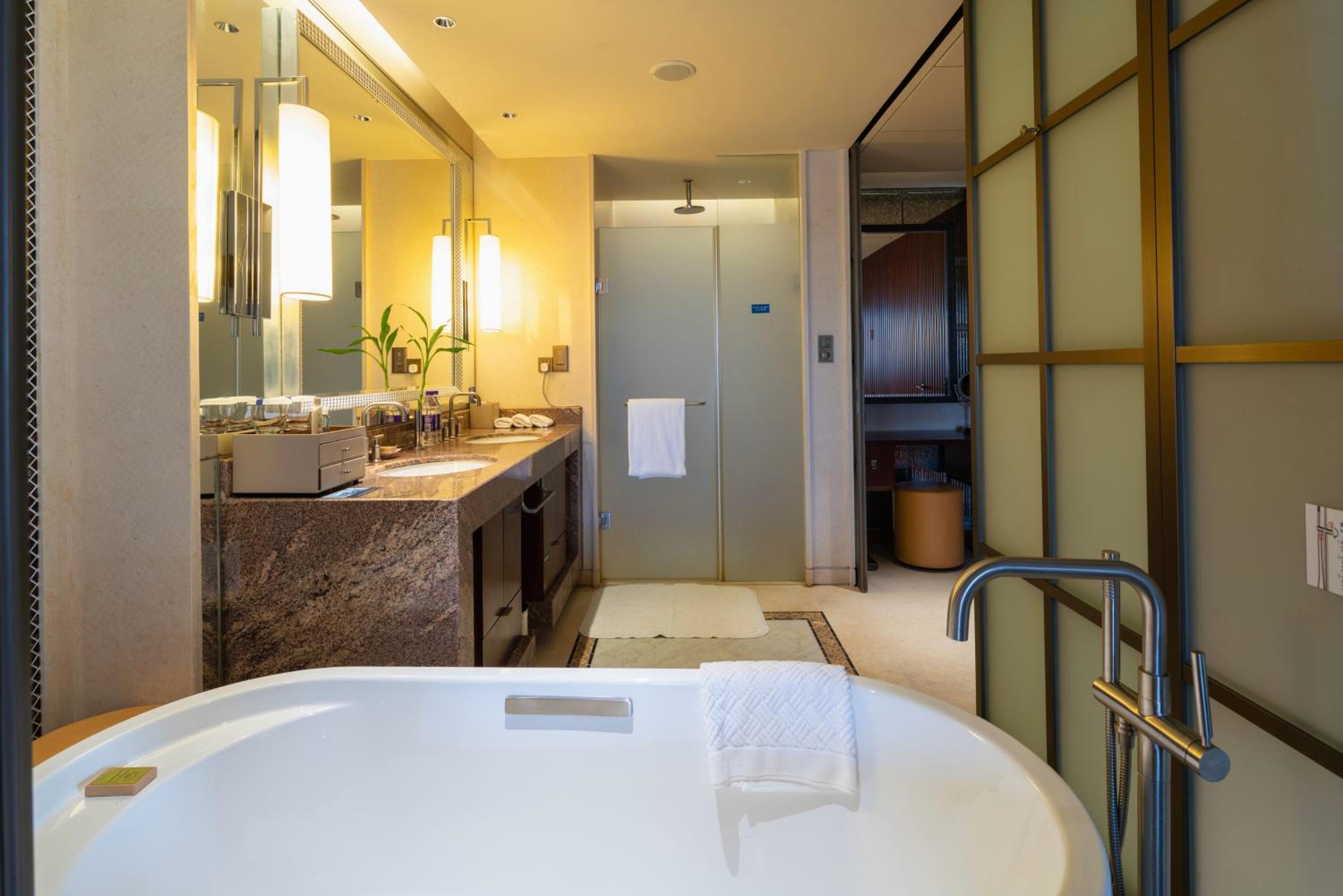 Deluxe King Suite - Lounge Access
