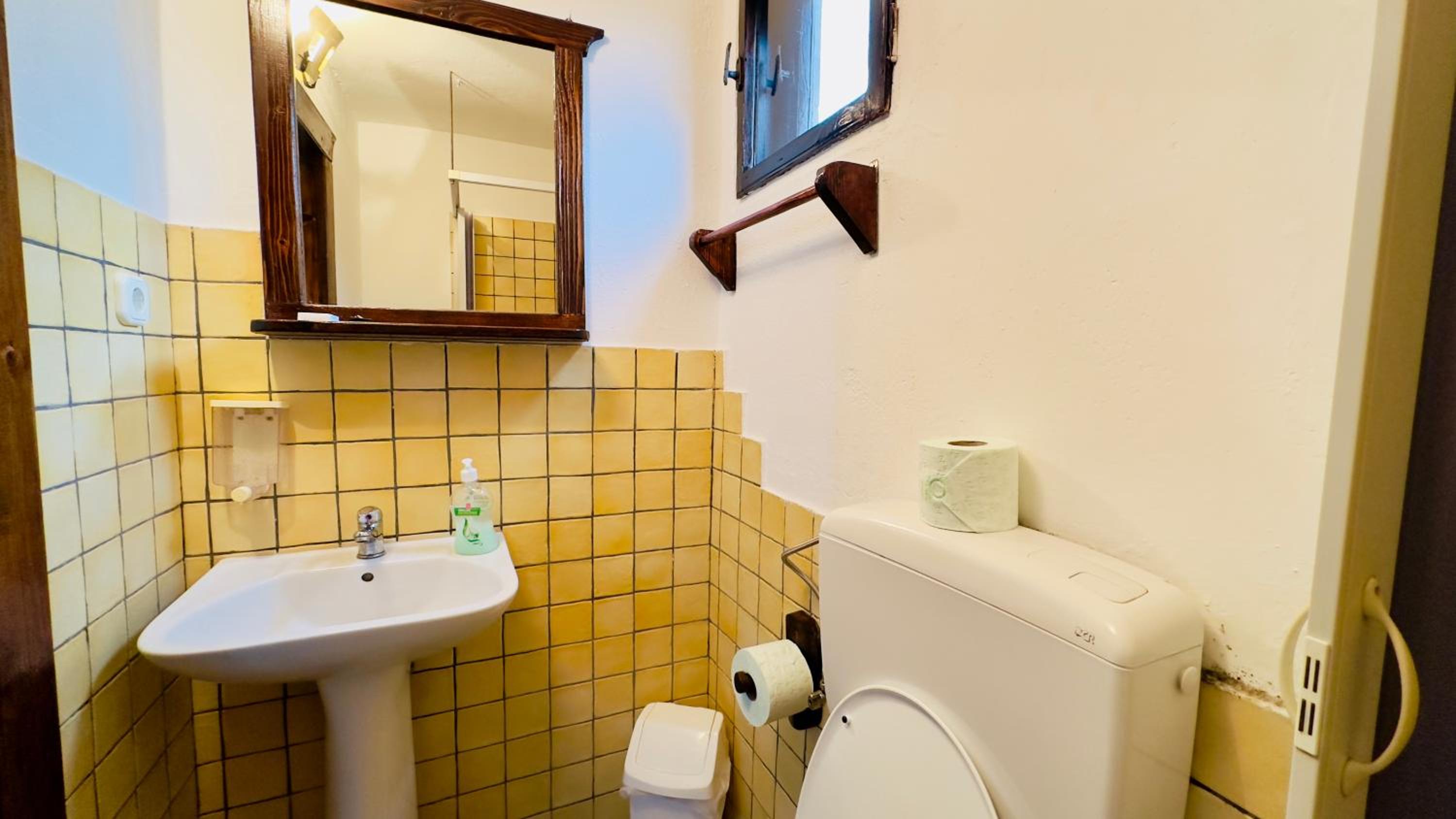 Deluxe Double Room with Shower photo 3