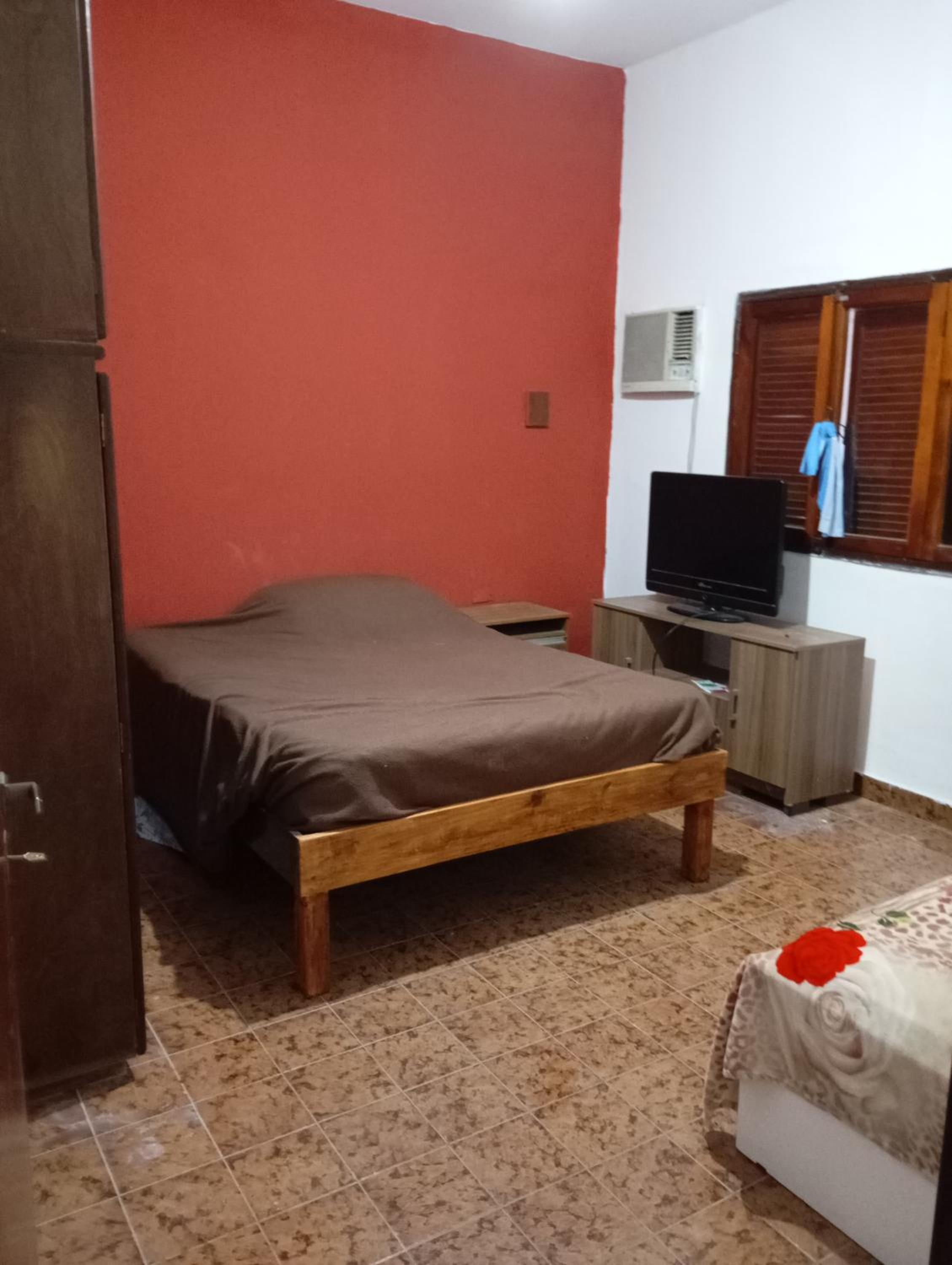 Eight-Bedroom House photo 1
