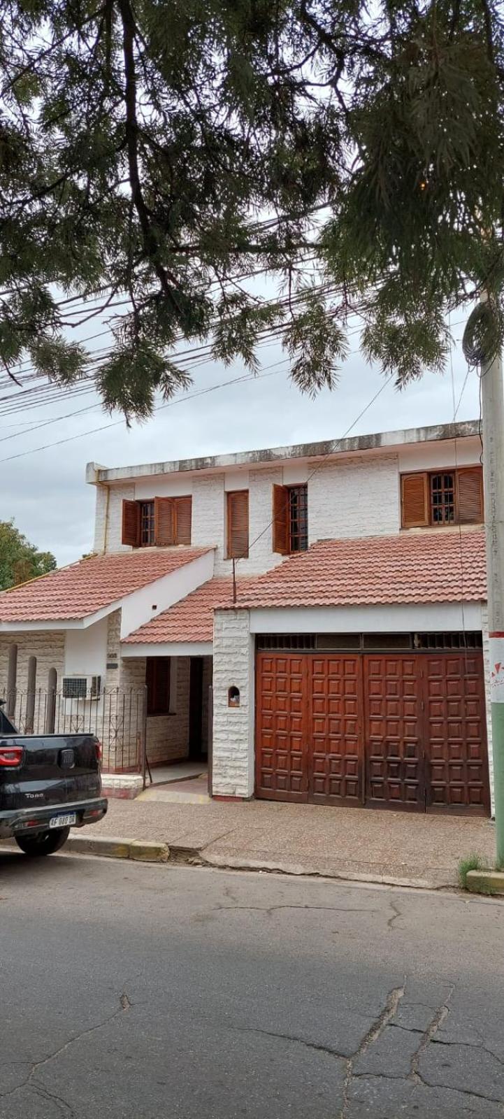 Eight-Bedroom House photo 3