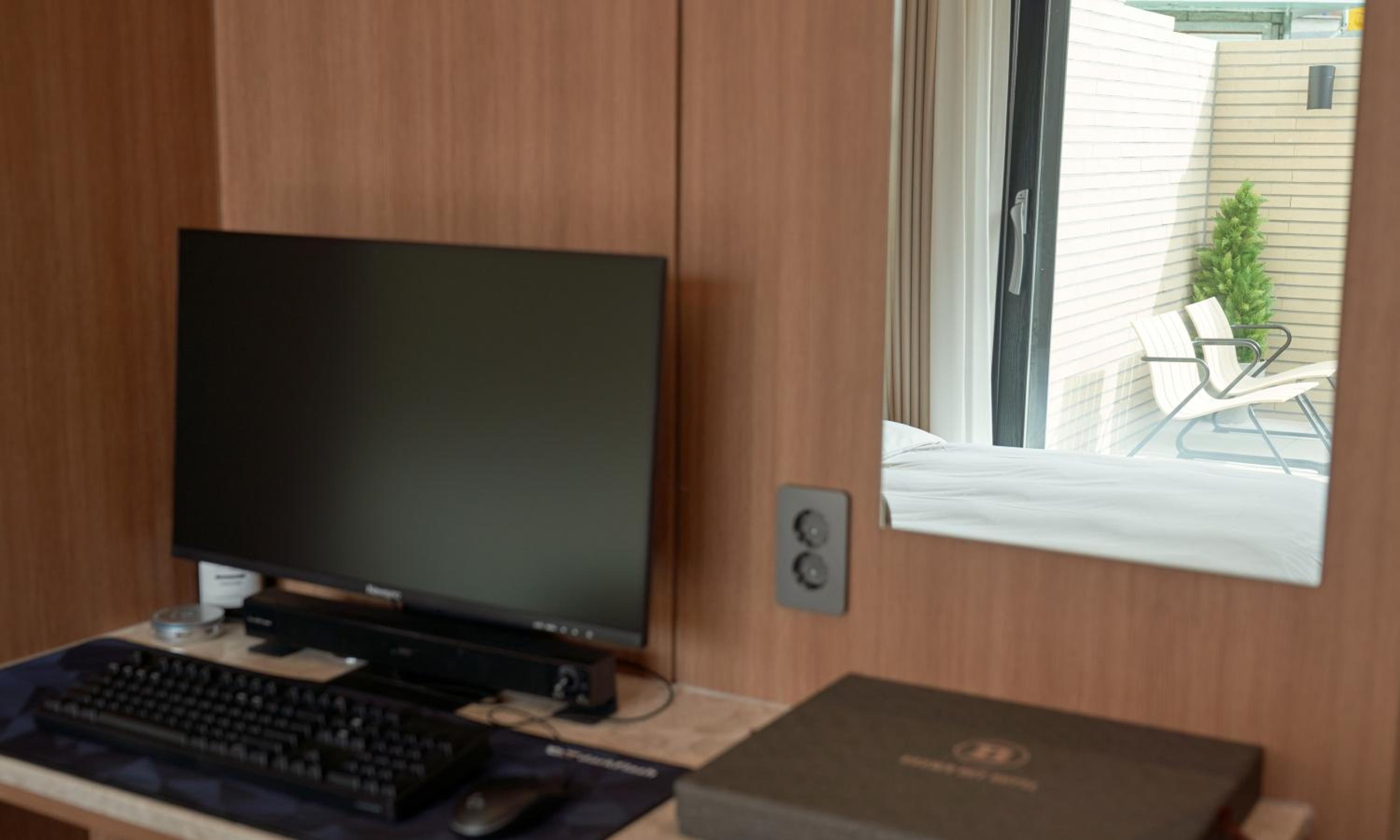 King Room with Balcony - Photo 7