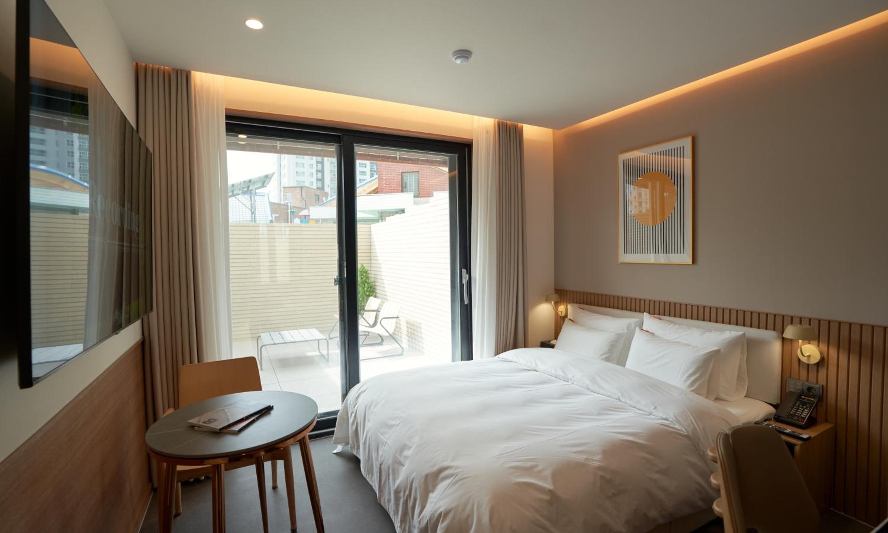 King Room with Balcony - Photo 1