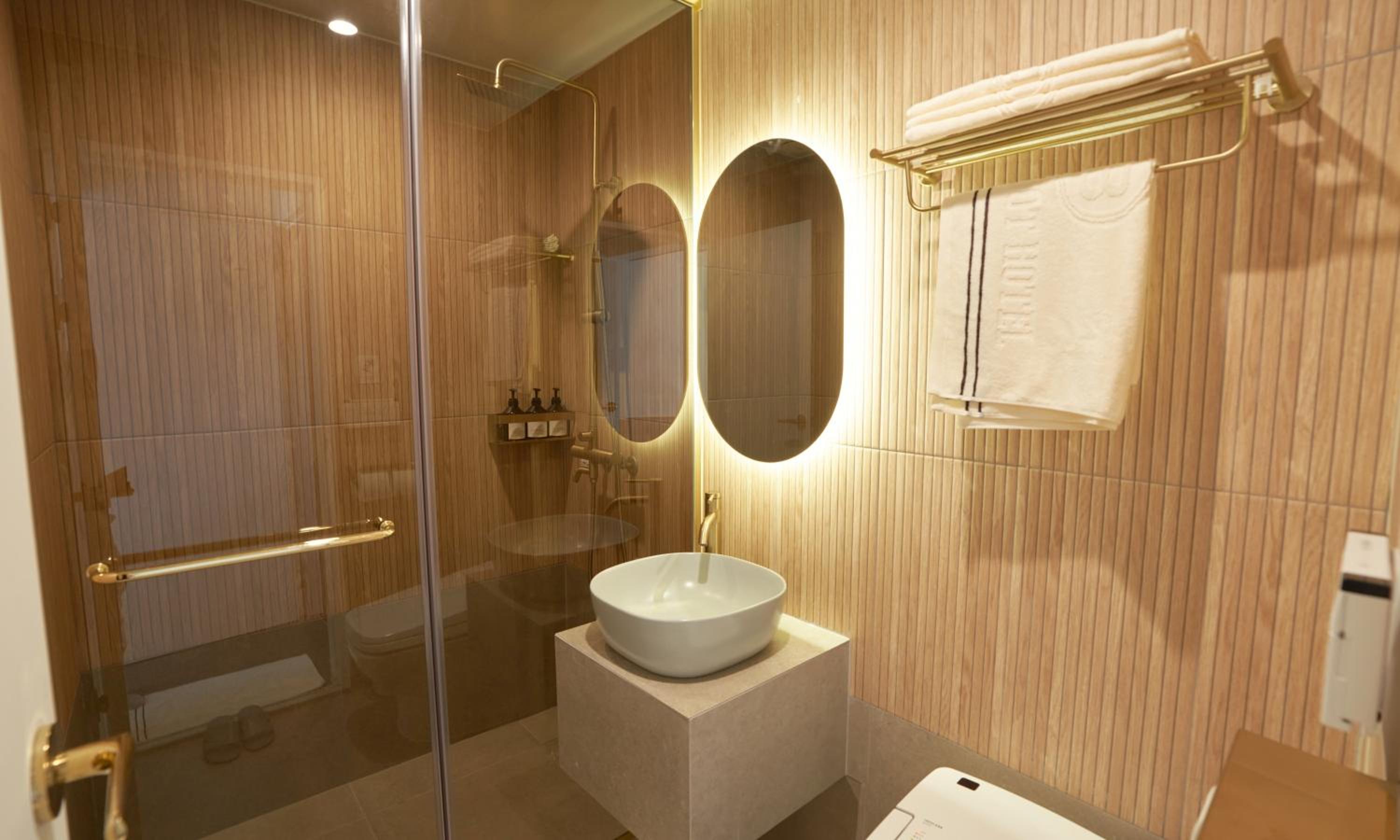King Room with Balcony - Photo 5