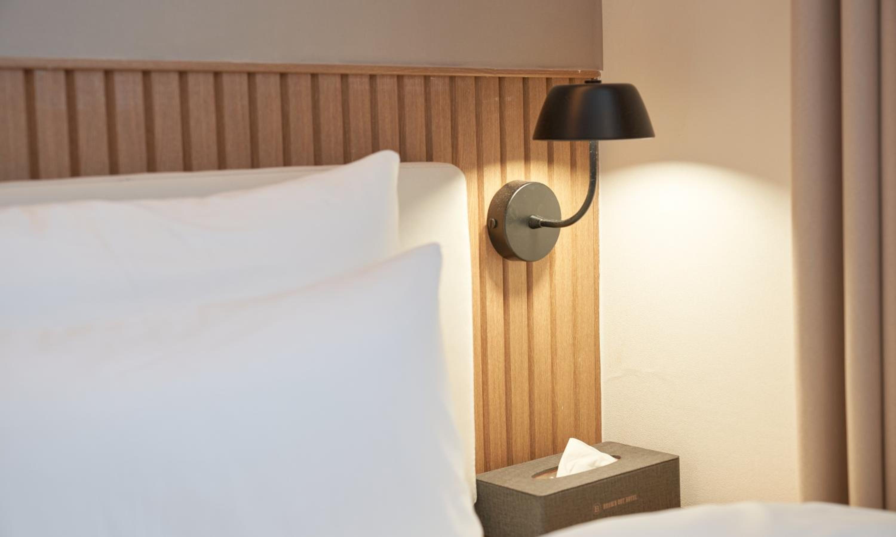 King Room with Balcony - Photo 8