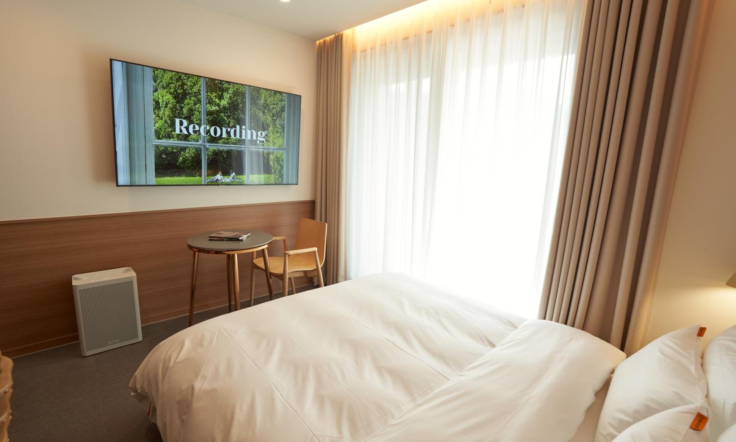 King Room with Balcony - Photo 3
