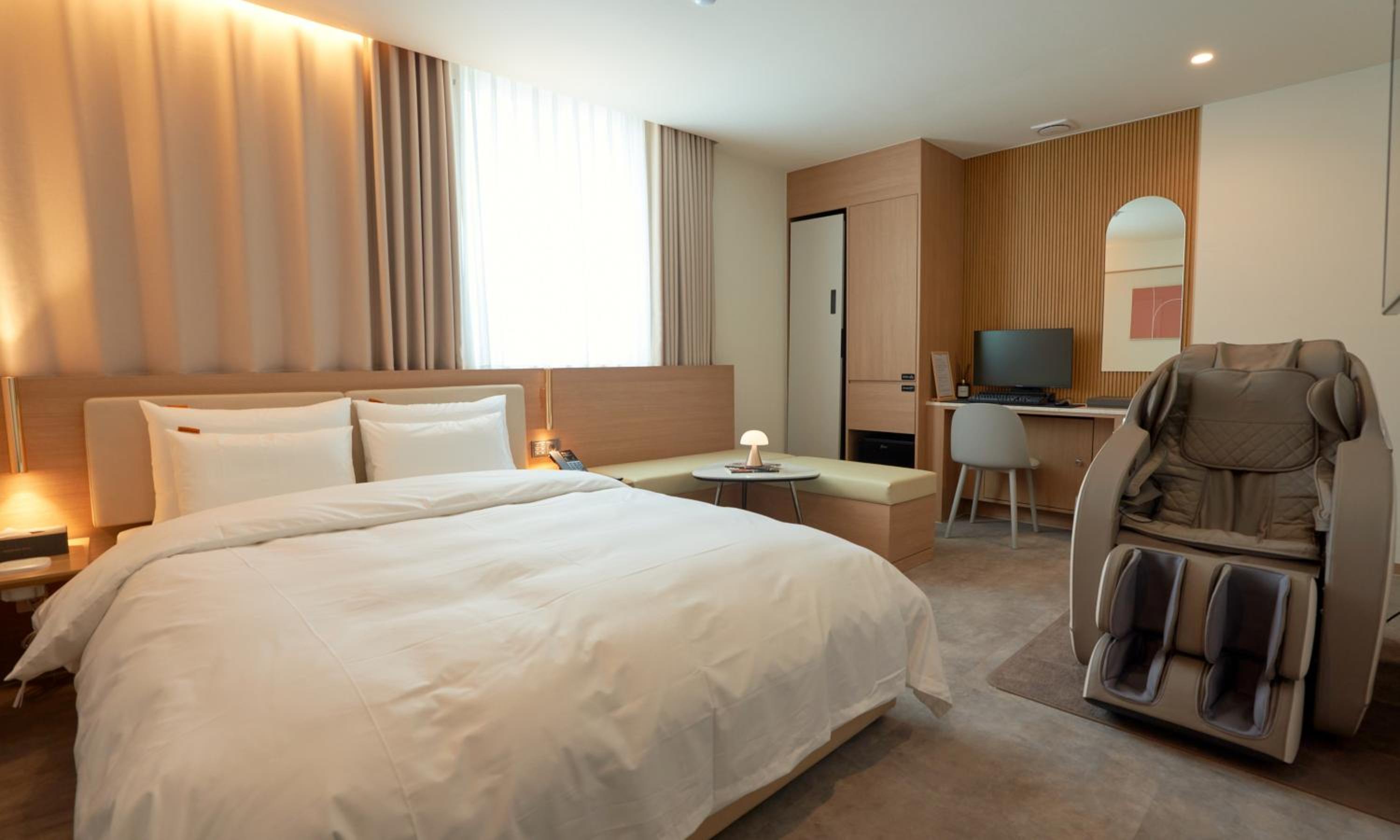 Deluxe King Room - Photo 1