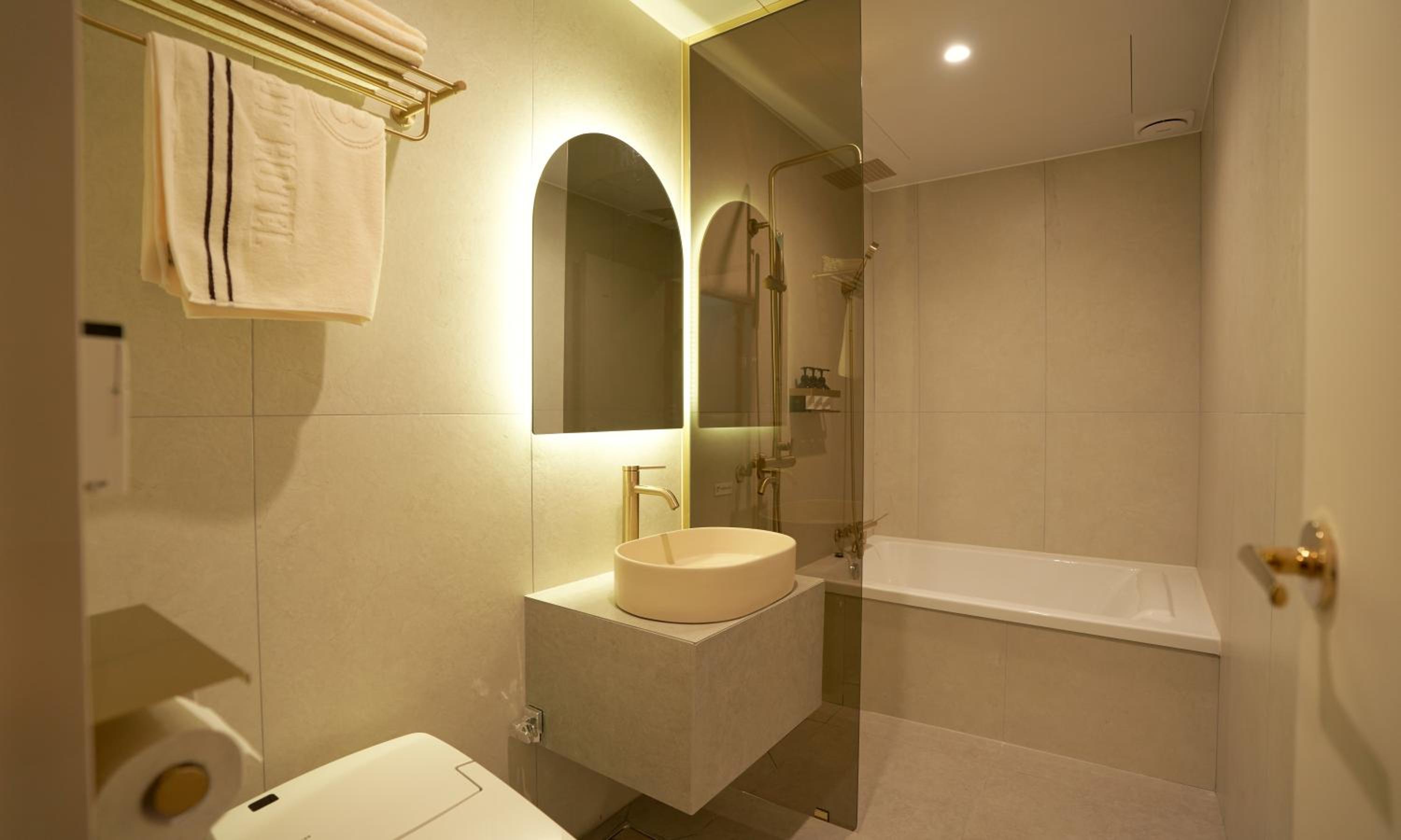 Deluxe King Room - Photo 2