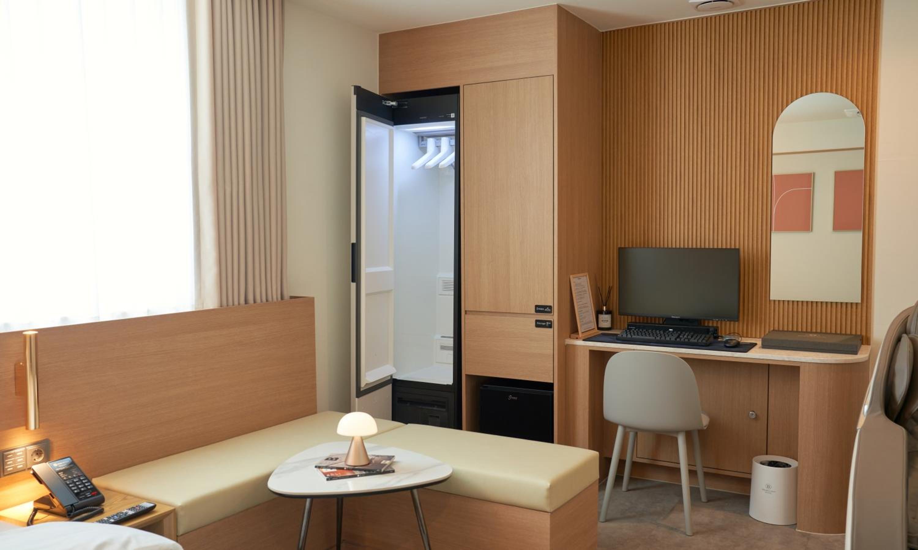 Deluxe King Room - Photo 9