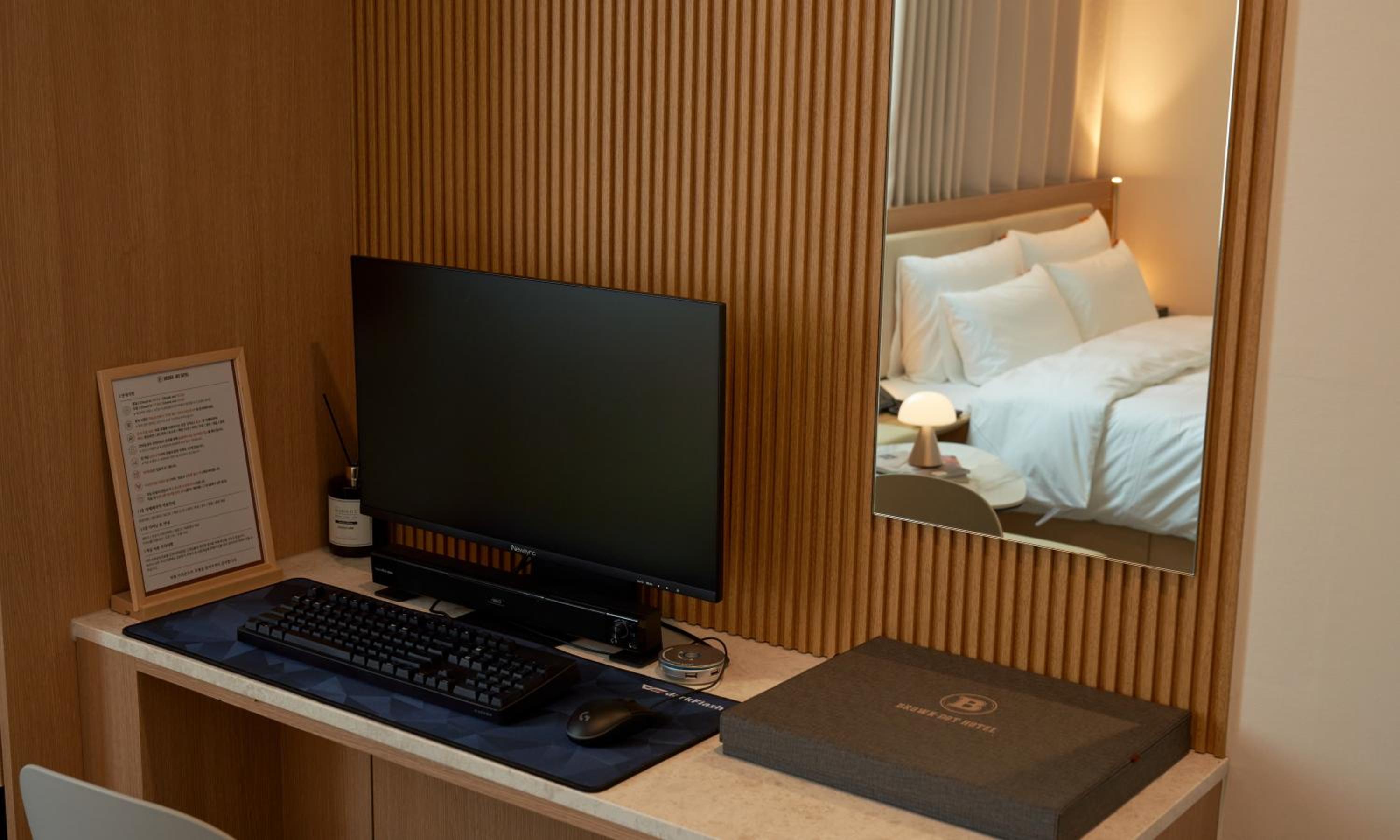Deluxe King Room - Photo 8
