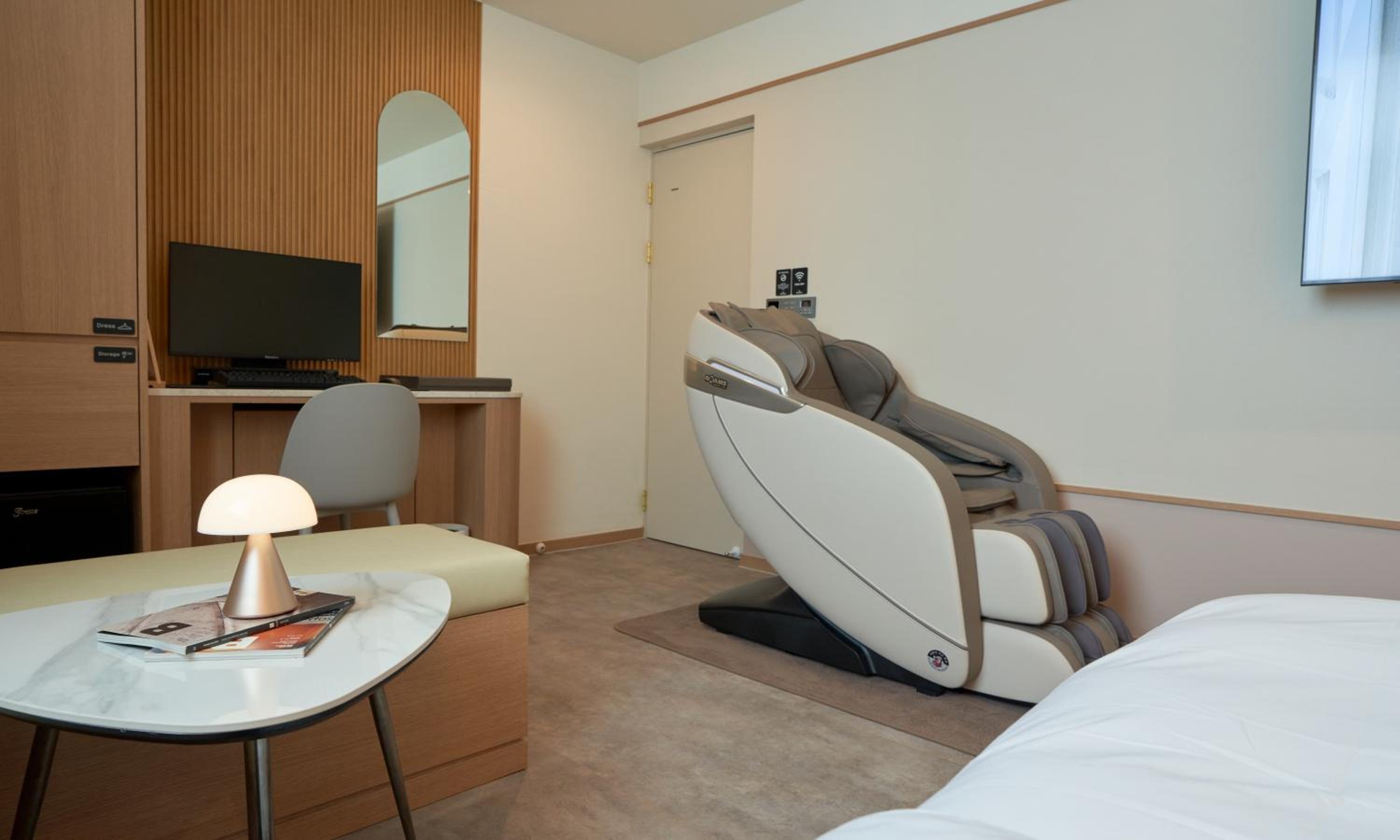Deluxe King Room - Photo 10