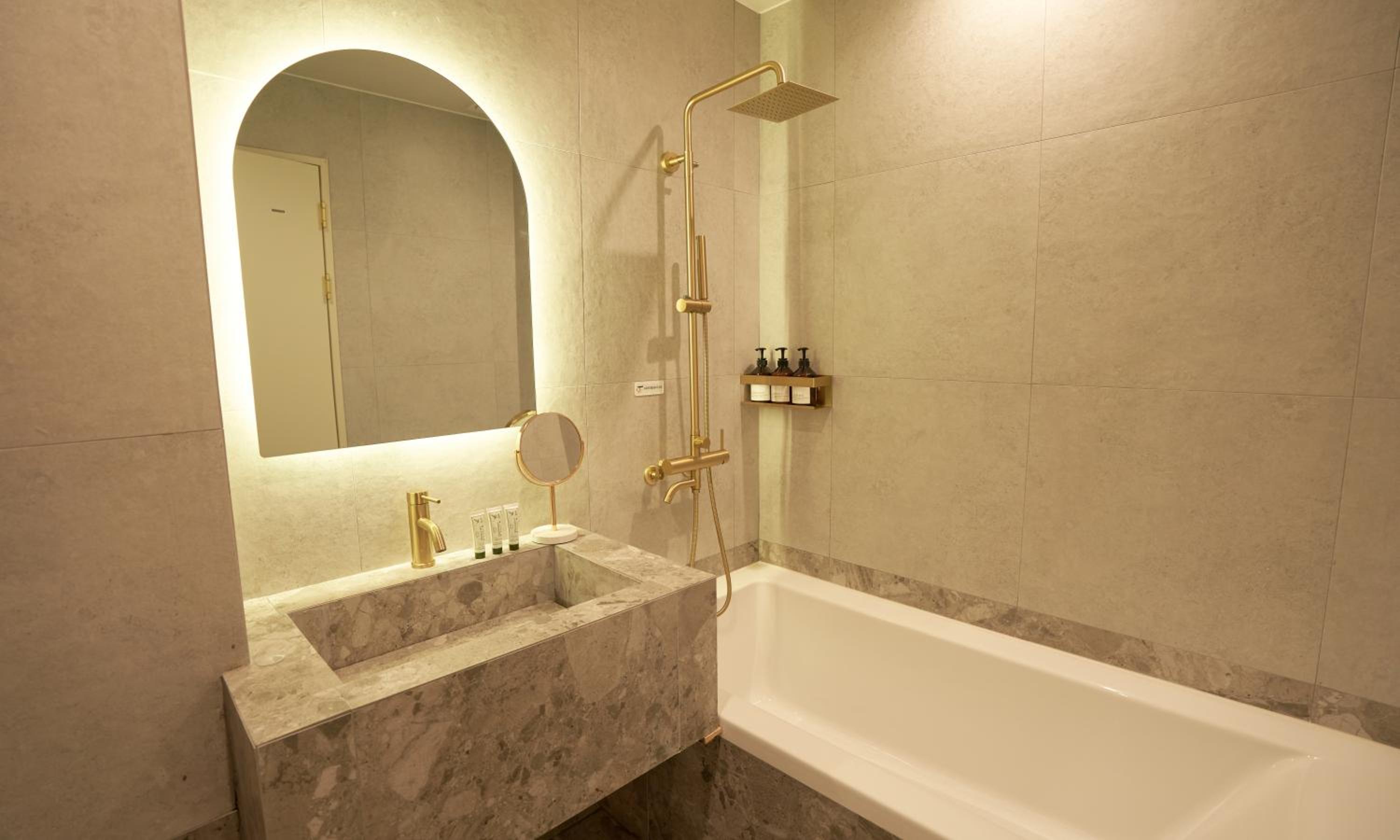 Deluxe King Room - Photo 3