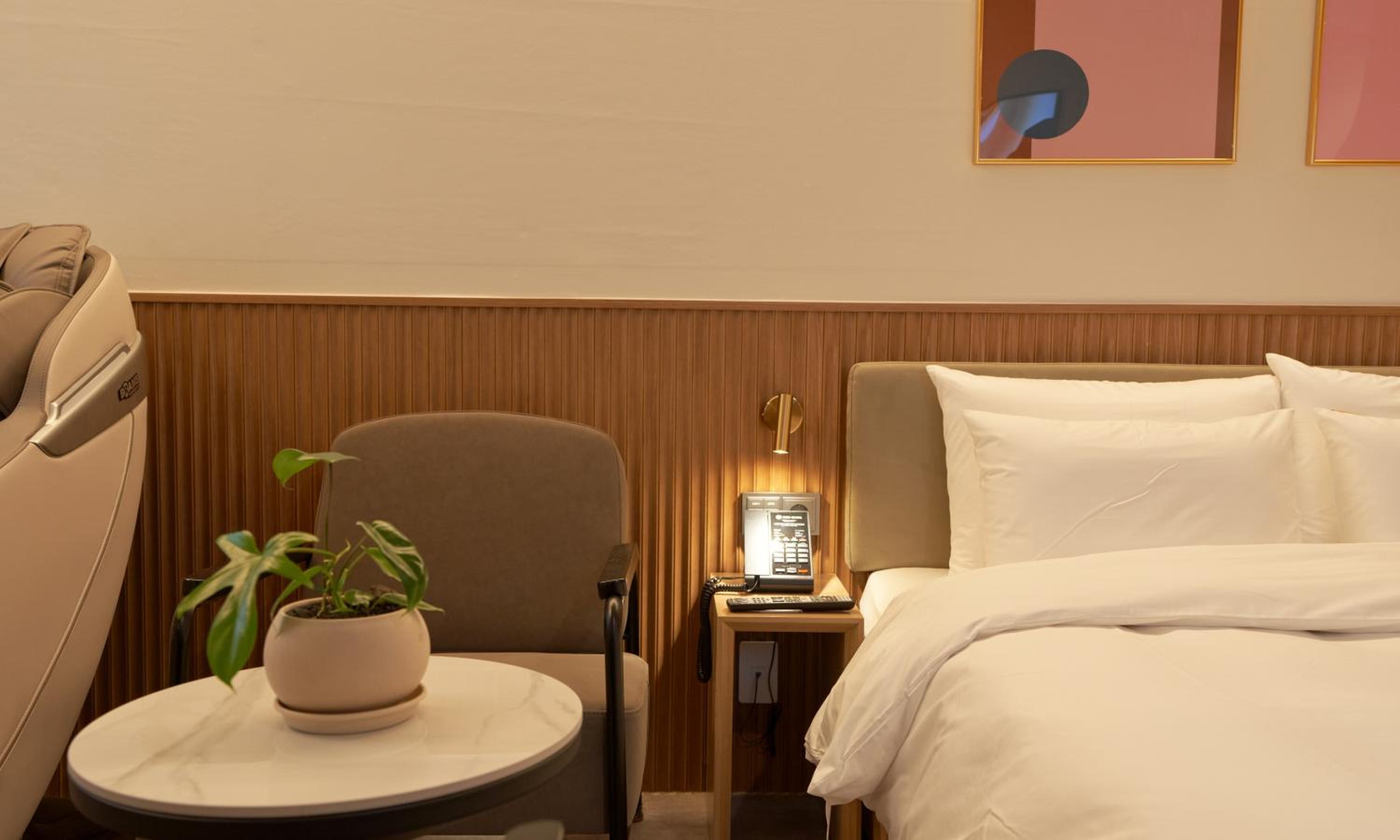 Deluxe King Room - Photo 4