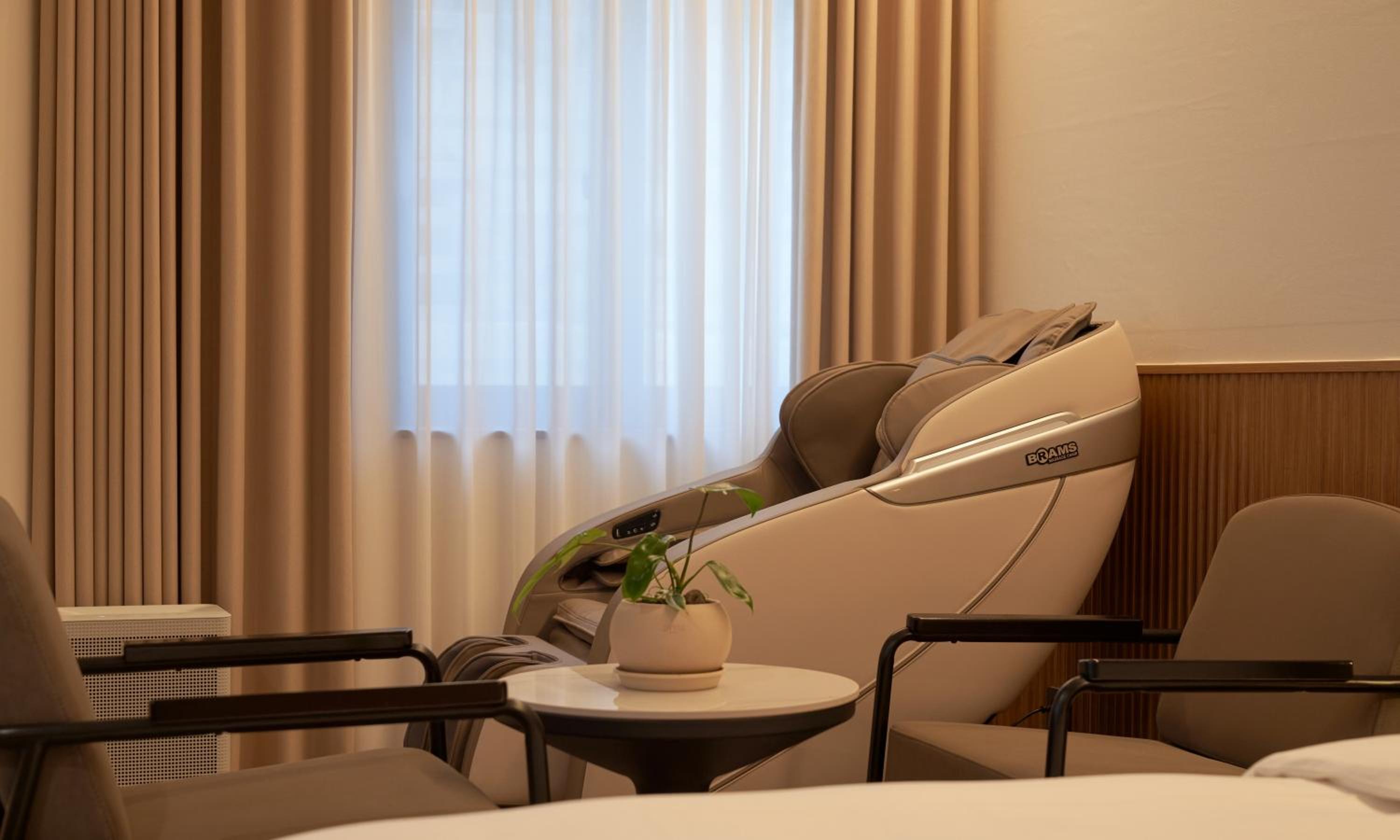Deluxe King Room - Photo 5