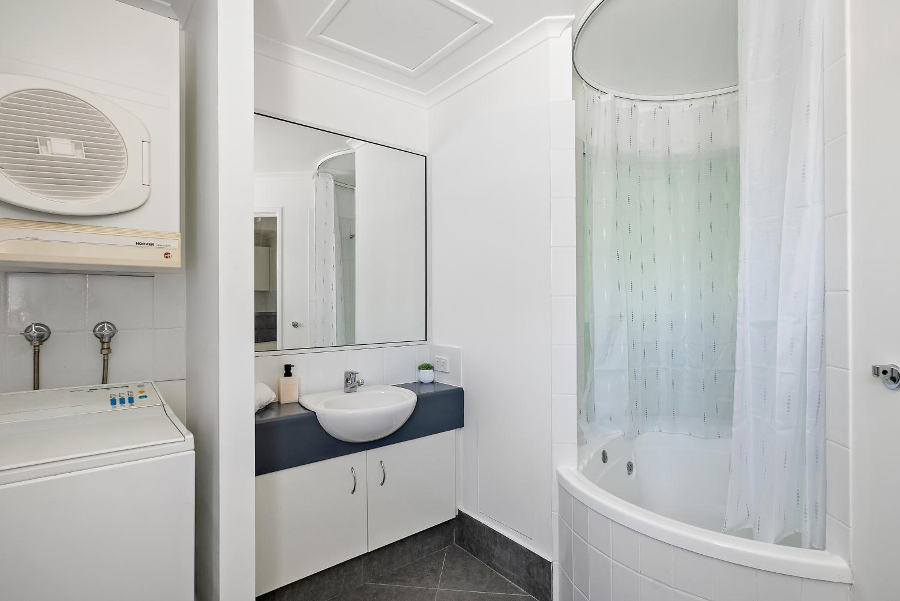 One-Bedroom Apartment - Photo 16